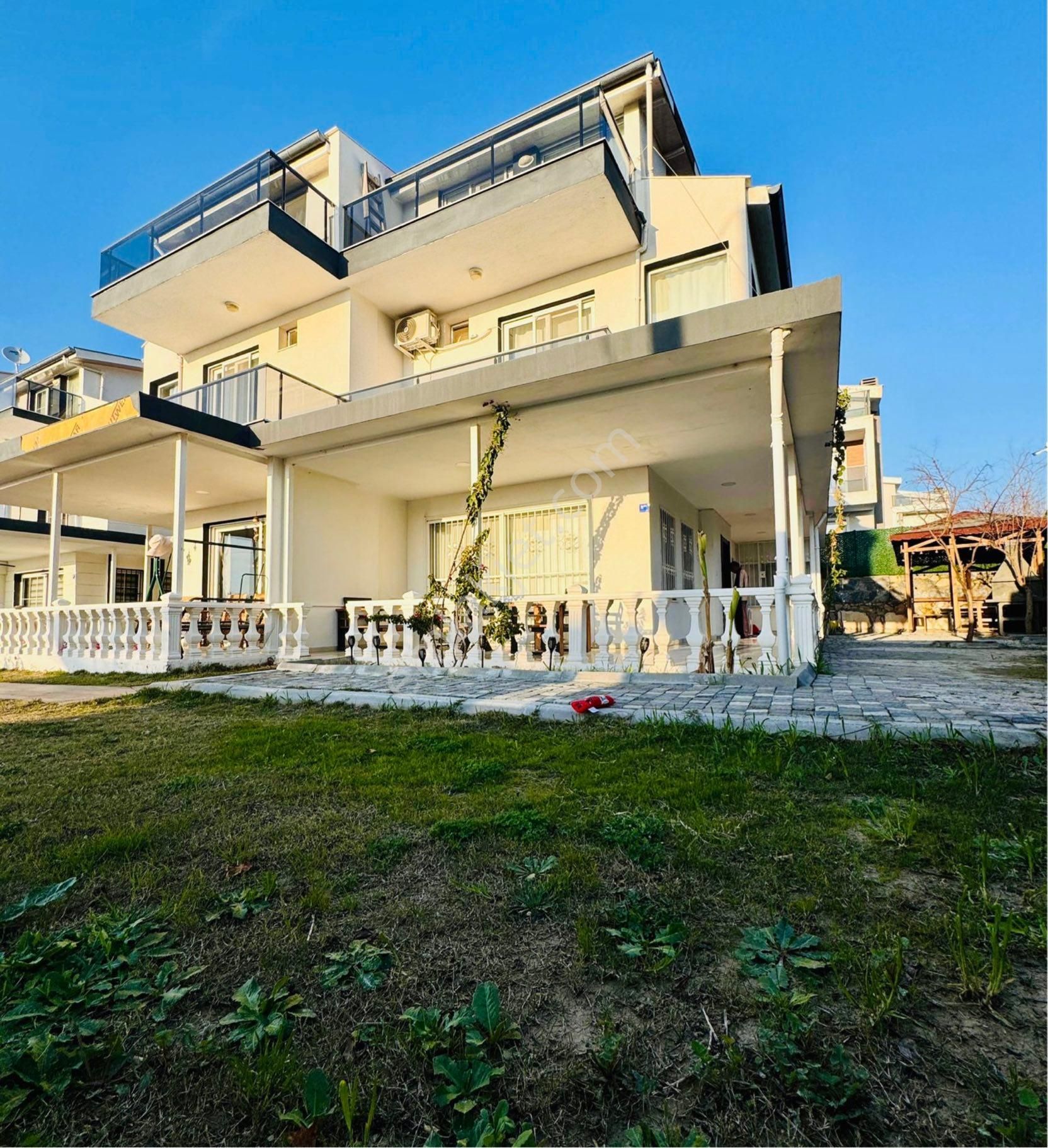 Kuşadası Soğucak Satılık Yazlık Havuzlu Sitede Deniz Manzaralı Ferah Konumlu 4+1 Yazlık