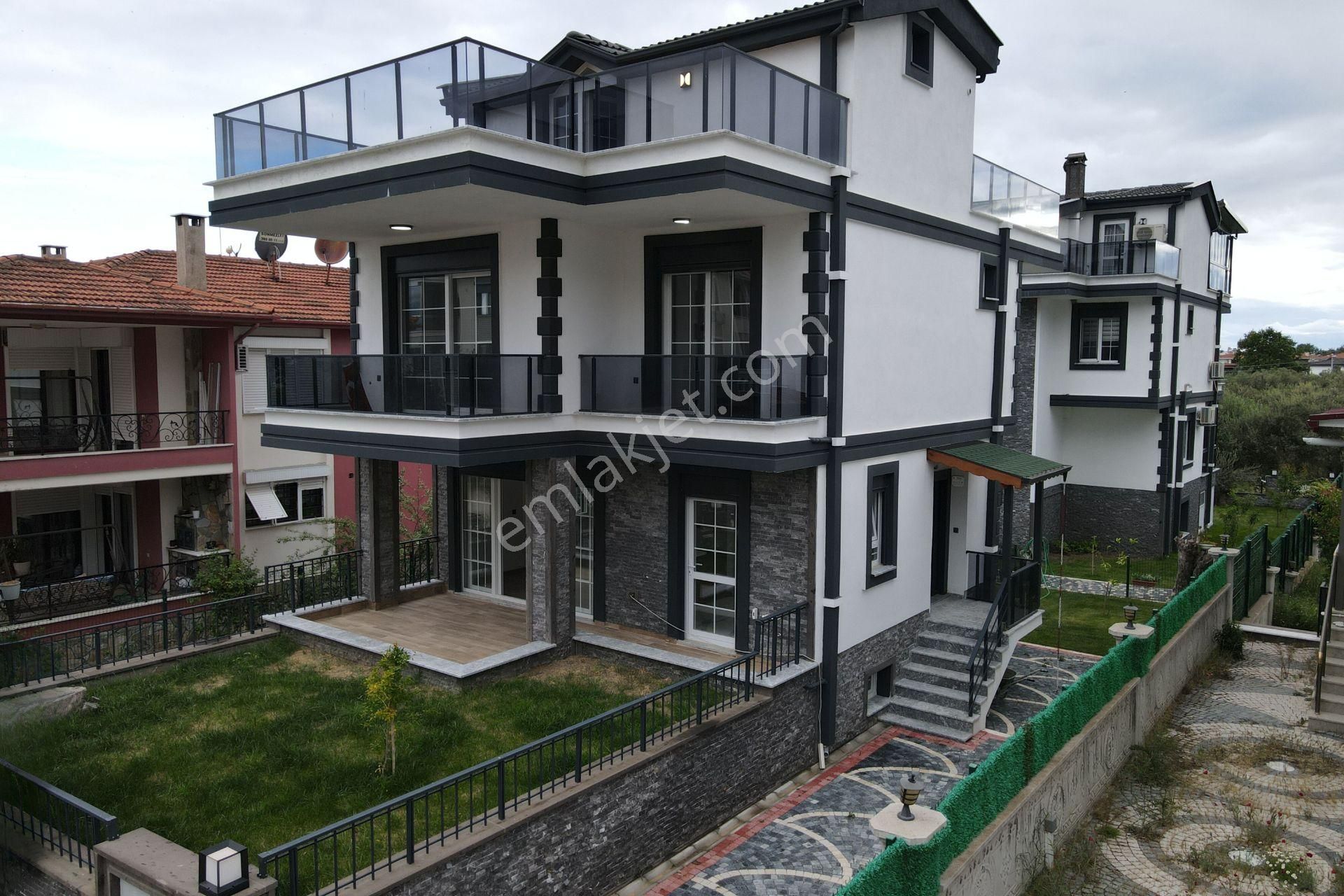 Edremit Altınoluk Satılık Villa Irmaksudan Altınoluk Ta Dağ Ve Deniz Manzaralı Lüks 5+1 Villa