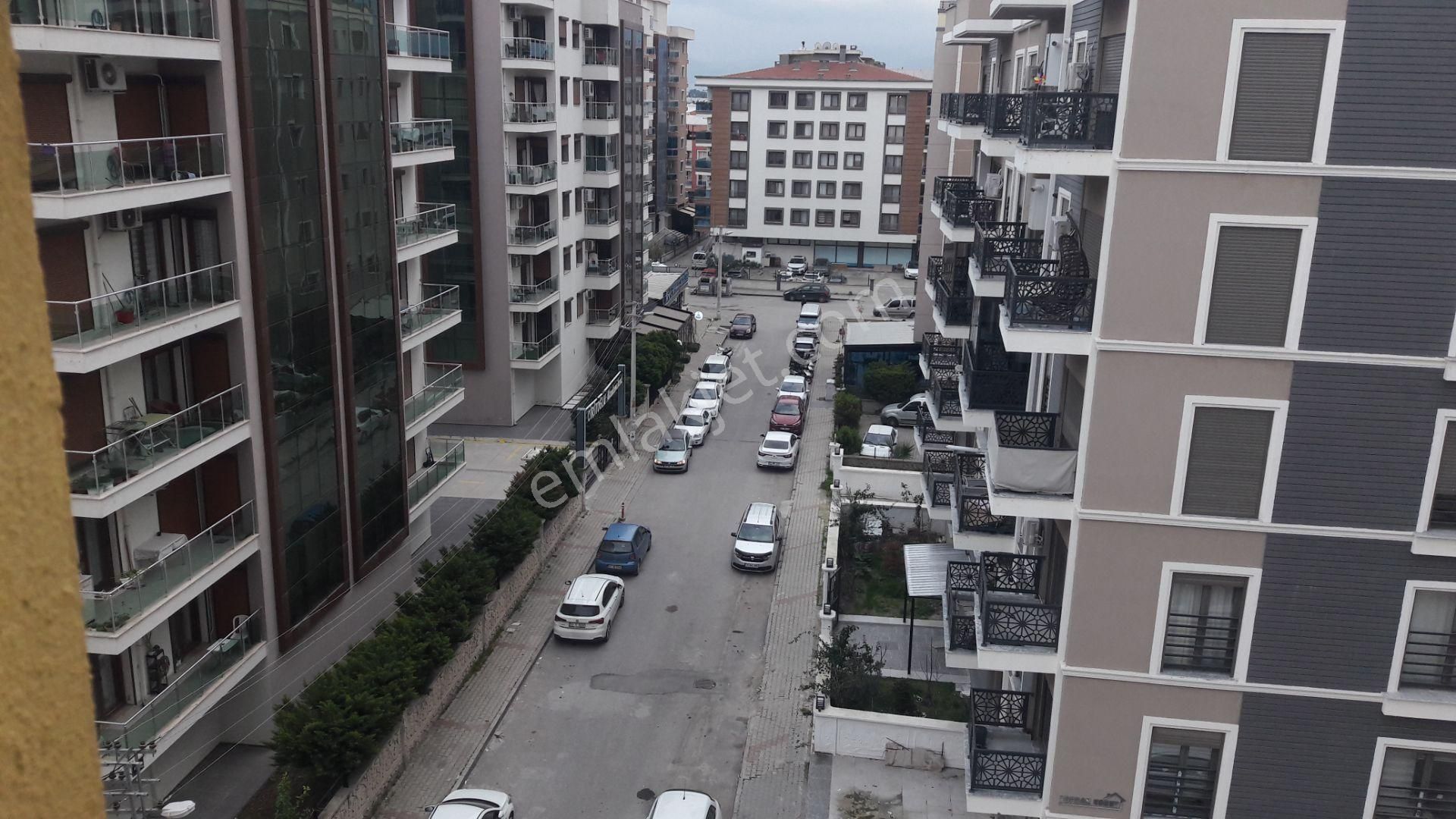 İzmir Çiğli Metroya Yakın Kiralık Daire Balatçıkta 2+1 Kapalı Mutfak Arakat Kombili Otoparklı