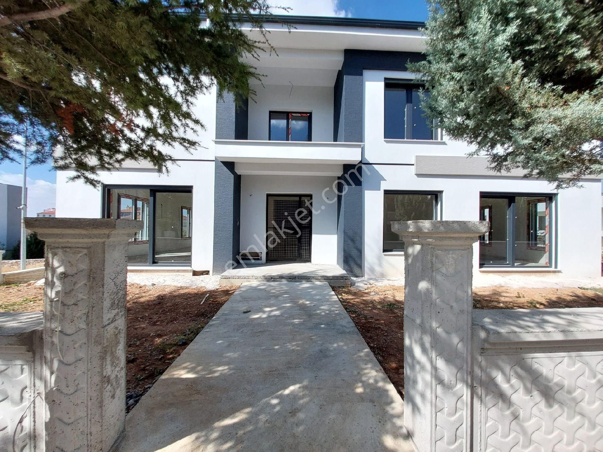 Uşak Merkez Cumhuriyet Satılık Villa Örnekevlerde Geniş Bahçeli, Köşe Ve Güney Cephe Villa