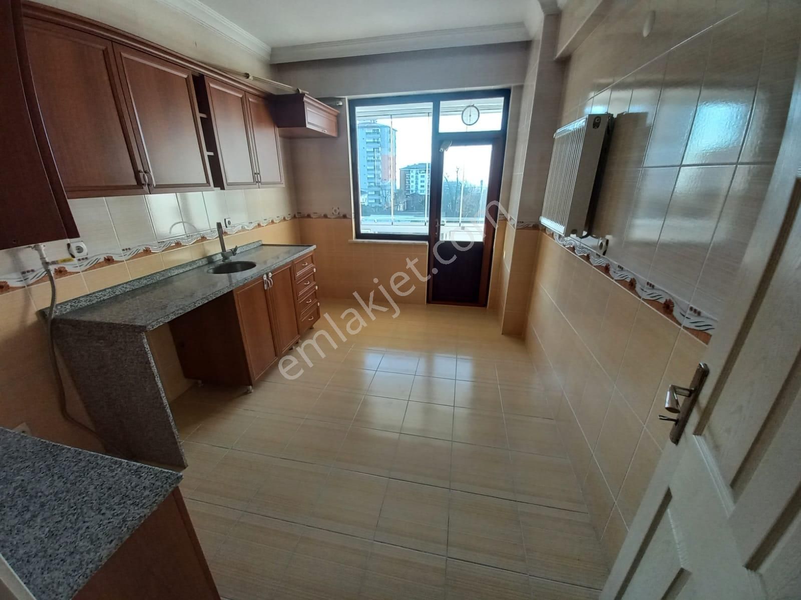 Rize Merkez İslampaşa Kiralık Daire Rize İslampaşa'da Hastane Yakını 1.kat-140.m2-üç Balkonlu-3+1-kiralık