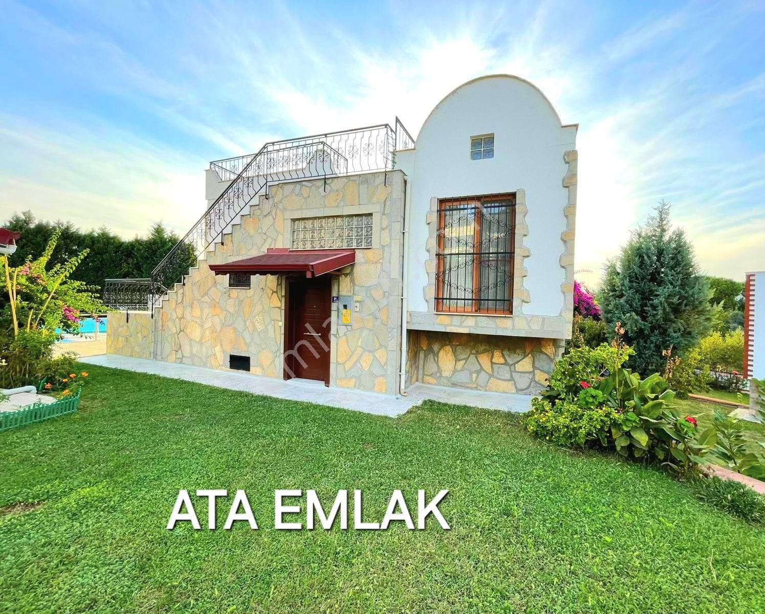 Kuşadası Soğucak Satılık Villa Kuşadasında Havuzlu Sitede Tek Müstakil 3+1 Bahçeli Villa