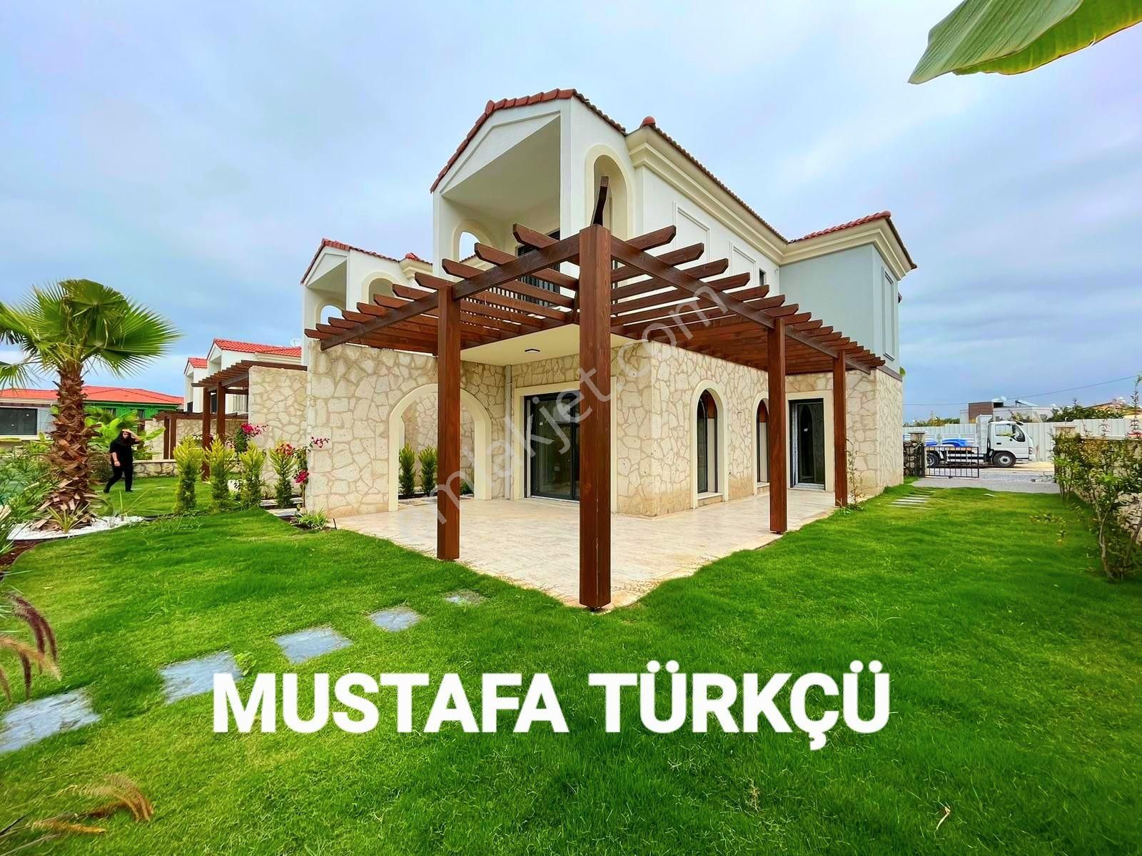 Kuşadası Davutlar Satılık Villa Davutlarda Havuzlu Sitede Özel Otoparklı Geniş Bahçeli Sıfır Villa