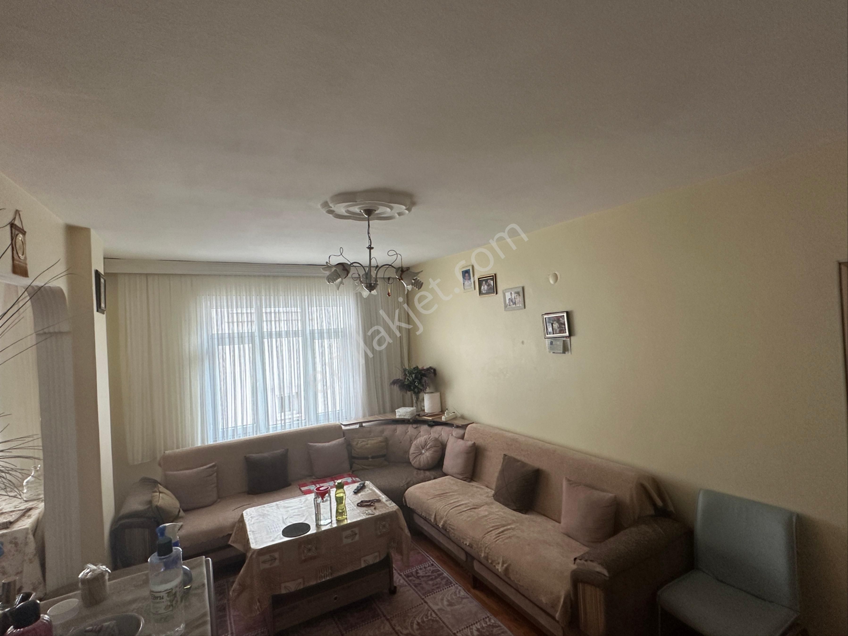 Küçükçekmece Söğütlü Çeşme Satılık Daire Aile Apartmanında 3+1 Tadilatlı