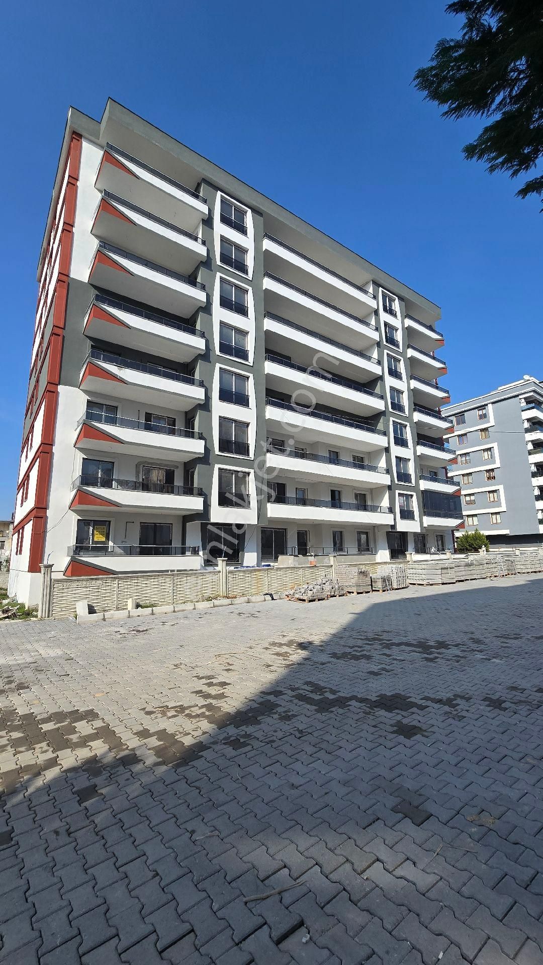 Bahçelievler'de Yeni Binada Giriş Kat Satılık 2+1