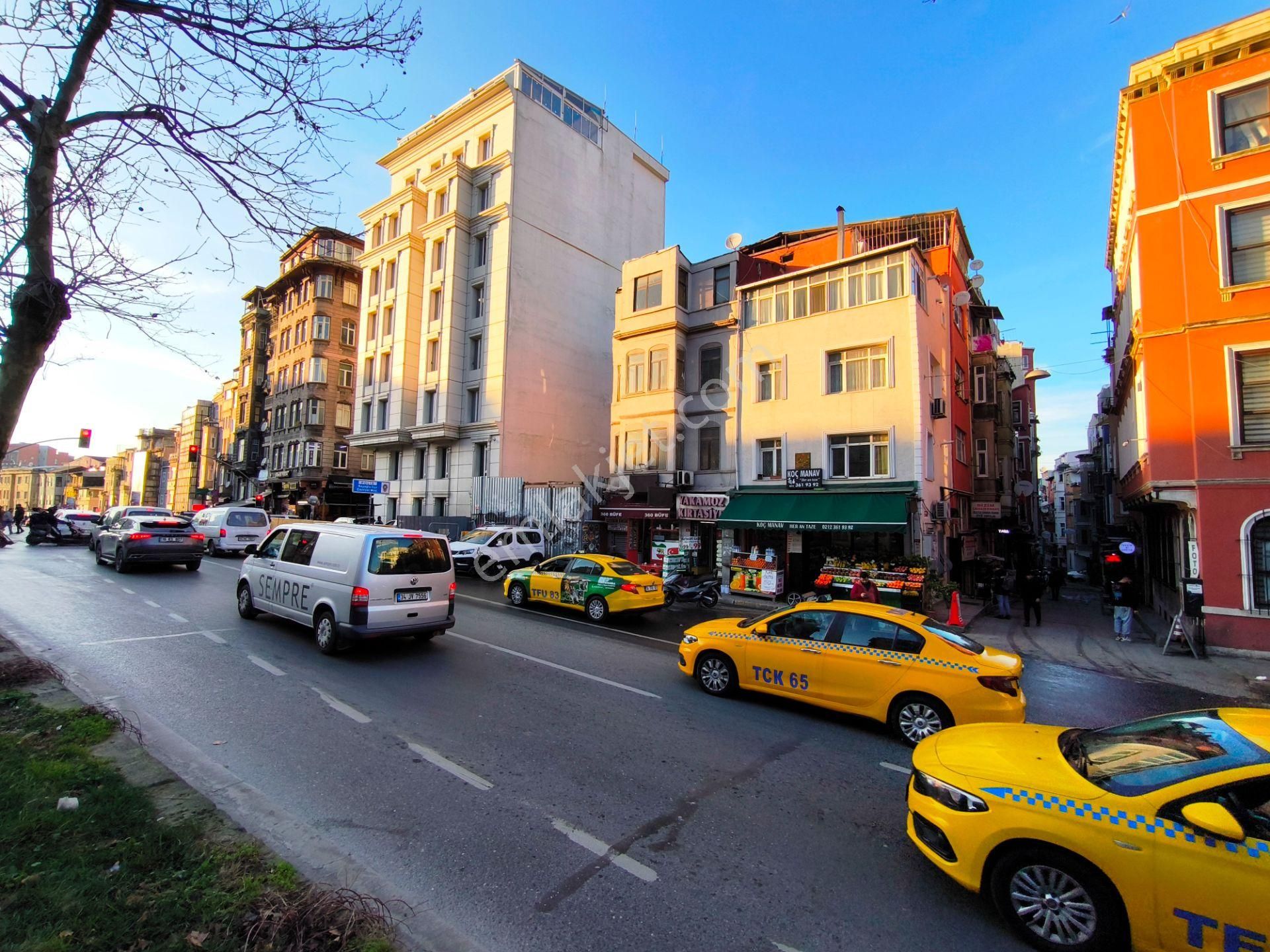 Beyoğlu Çukur Satılık Bina Tarlabaşı Bulvarı Üzerinde 3 Daire 2 Dükkanlı 150m2 Satılık Bina