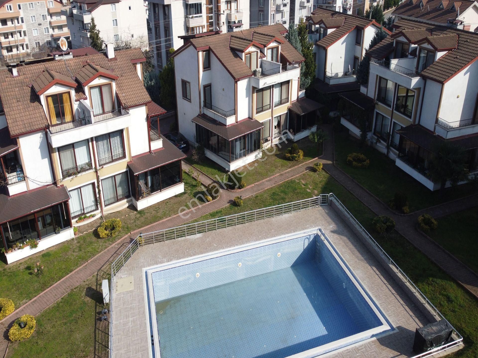 Gölcük Atatürk Satılık Villa Değirmenderere Atatürk Mh.dolunay Villaları'nda Tripleks Villa