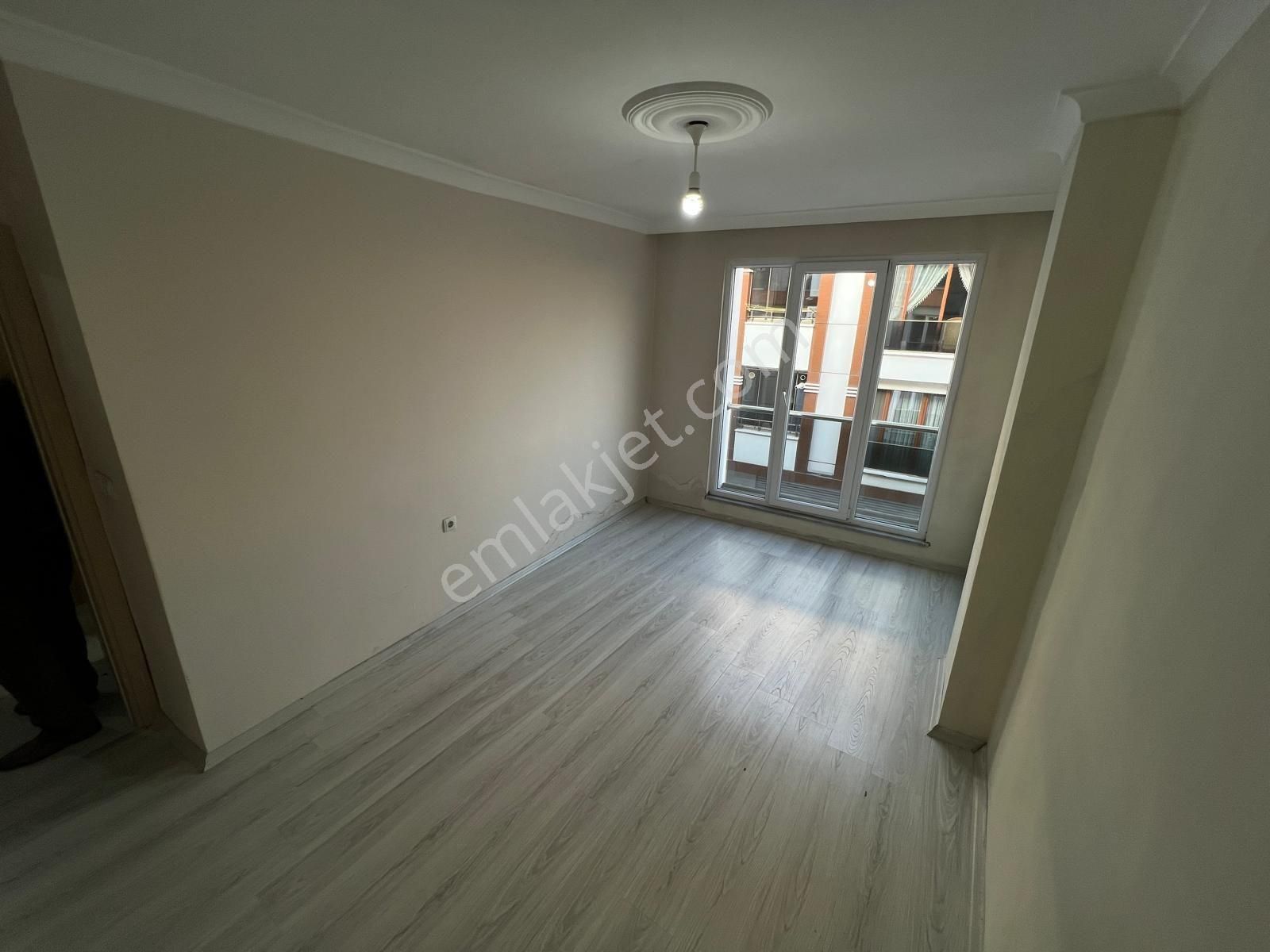 Küçükçekmece İstasyon Satılık Daire Cadde Üstü 2+1 Daire