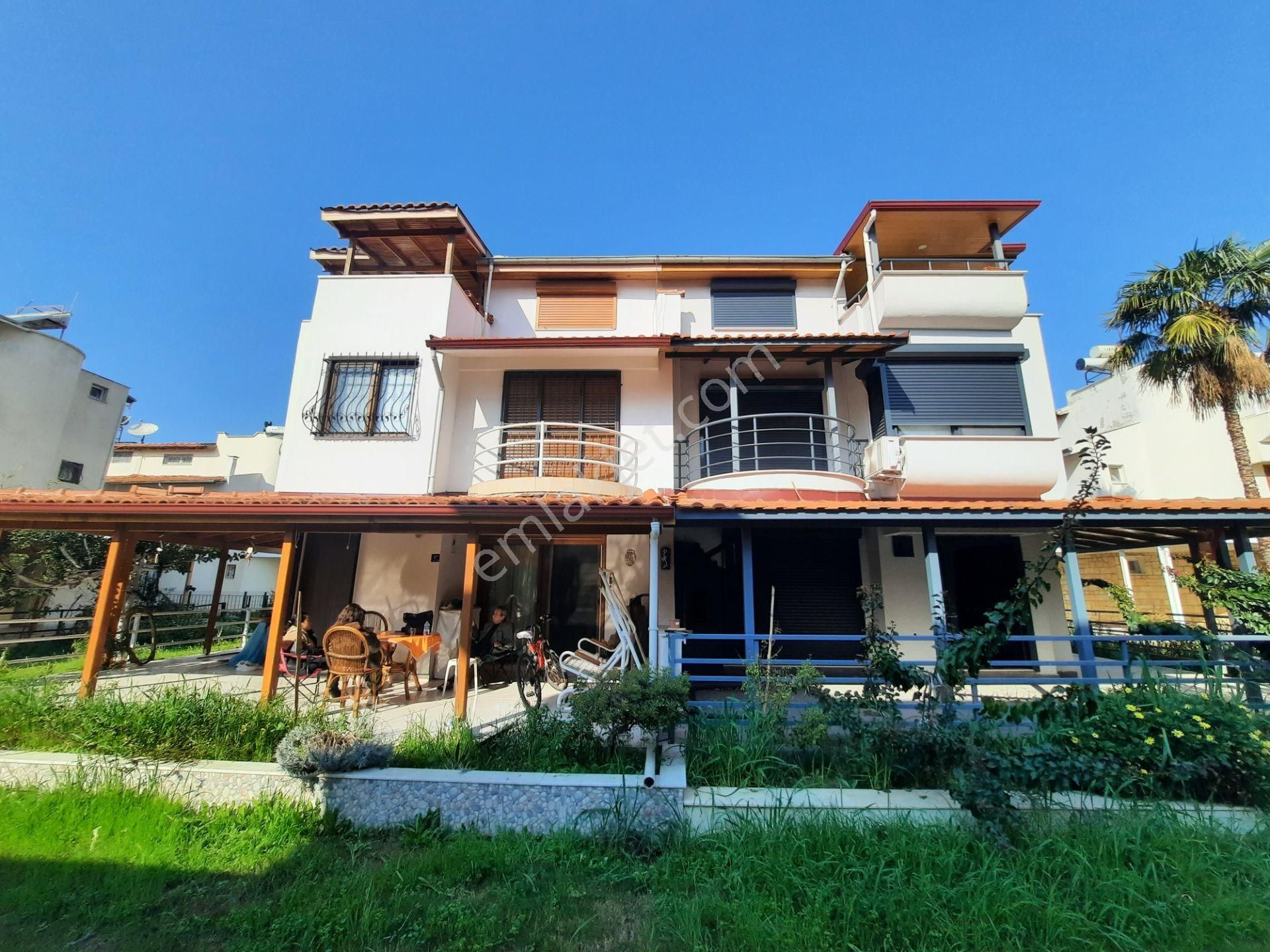 Kuşadası Kadıkalesi Satılık Yazlık Ege Yakası Sitesi'nde, 4+1 Triplex, Full Tadilatlı, Yazlık Villa