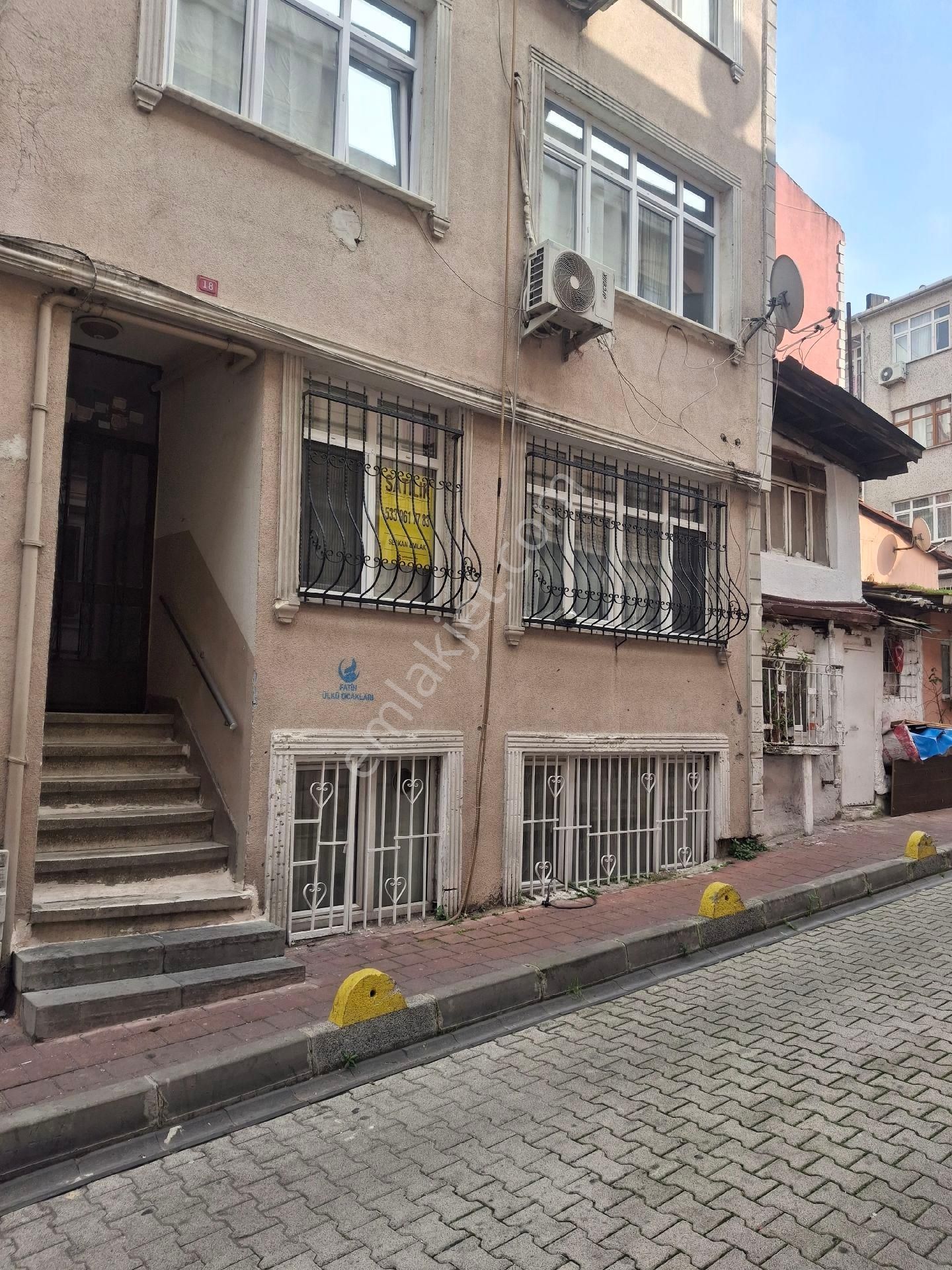 Fatih Hırka-i Şerif Satılık Daire Külahlı Sokak 1+1 70 M2 Yüksek Giriş Temiz Daire