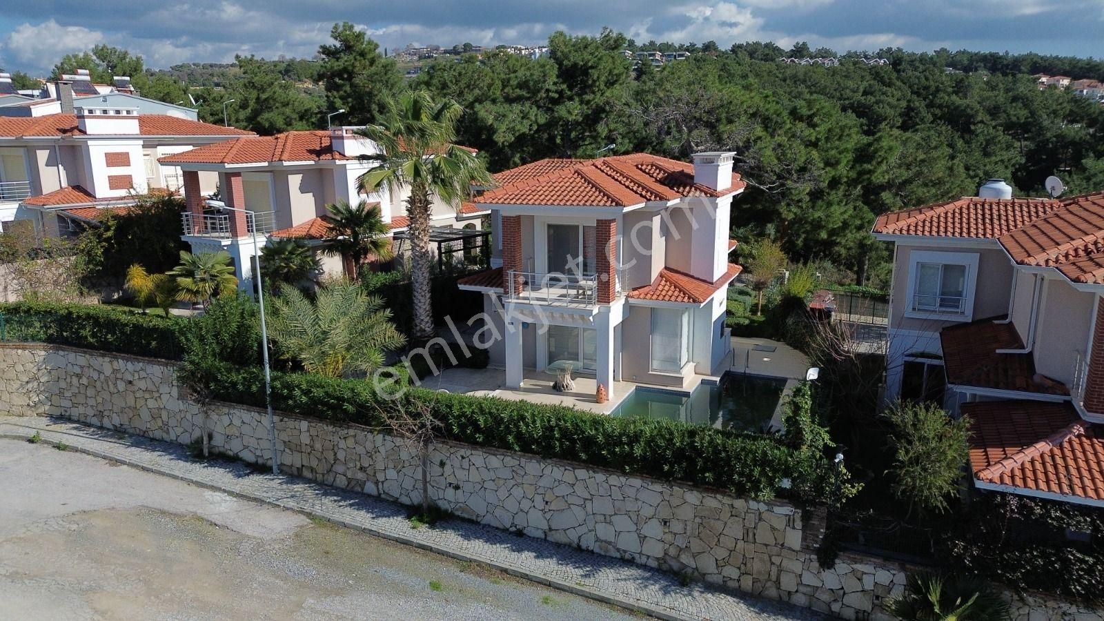 Kuşadası Soğucak Satılık Villa Deniz Manzarası Ve Özel Havuzu İle 3+1 Tek Müstakil Villa