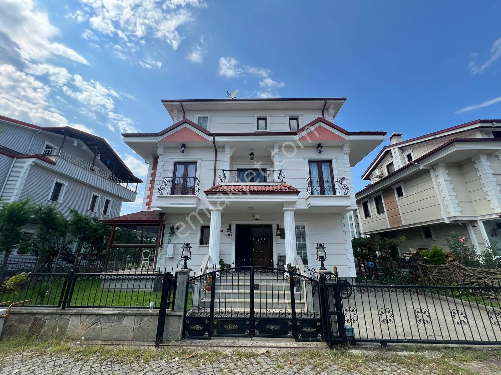 Yomra Kaşüstü Satılık Villa Trabzon Yomra Kaşüstü'nde Lüks Satılık Villa