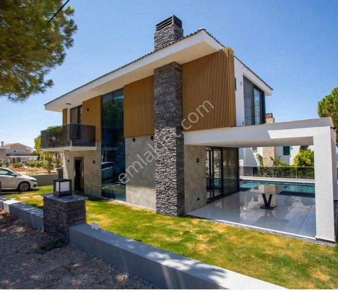 İzmir Çeşme Şifne Denize 70 Metre Mesafede Havuzlu 4+1 Müstakil Villa
