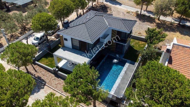 İzmir Çeşme Şifne Denize 70 Metre Mesafede Havuzlu 4+1 Müstakil Villa