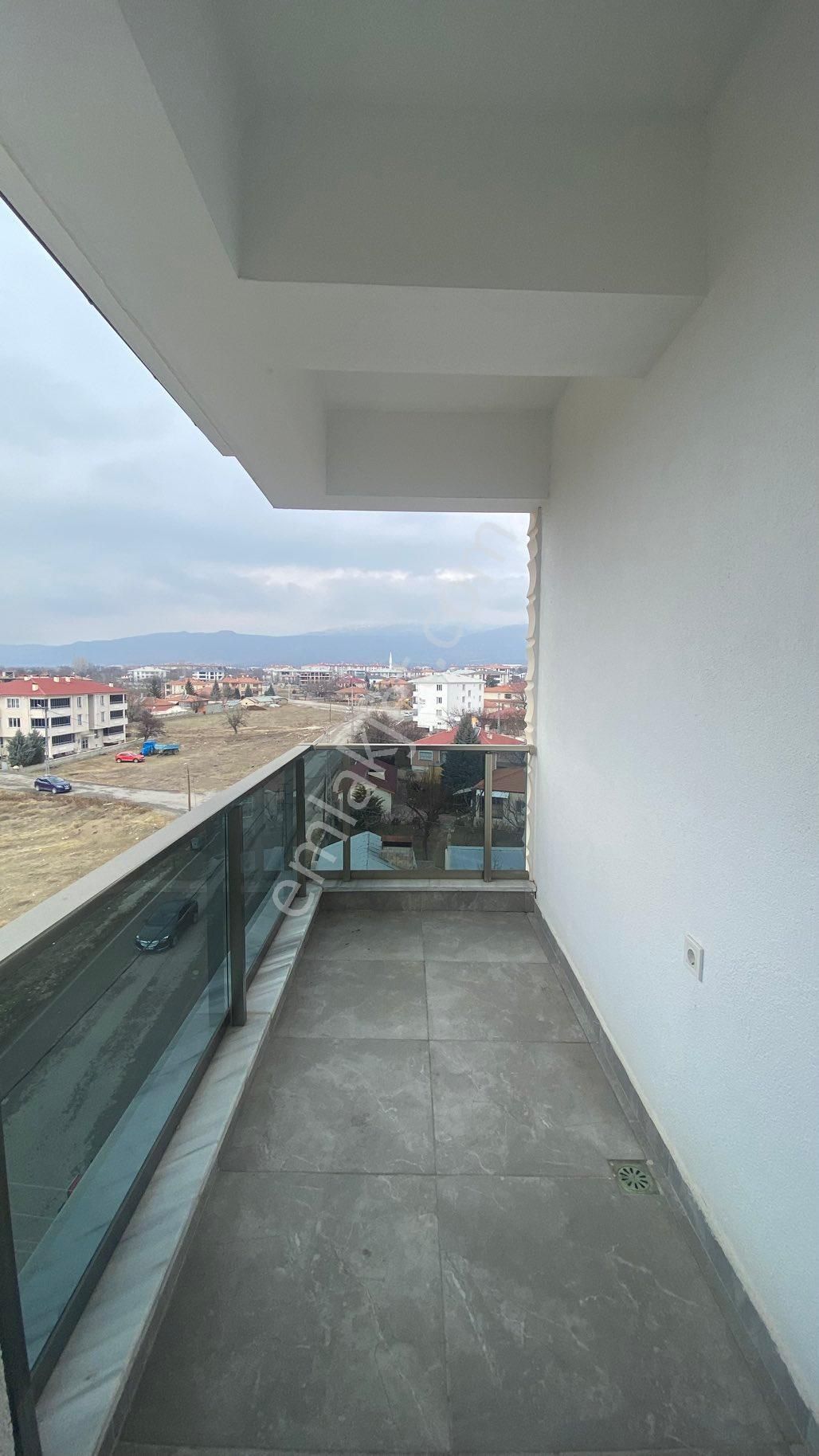 Erzincan Merkez Gölcük Kiralık Daire Remax/dem'den Yağmur Apartmanında 2+0 Kiralık Daire