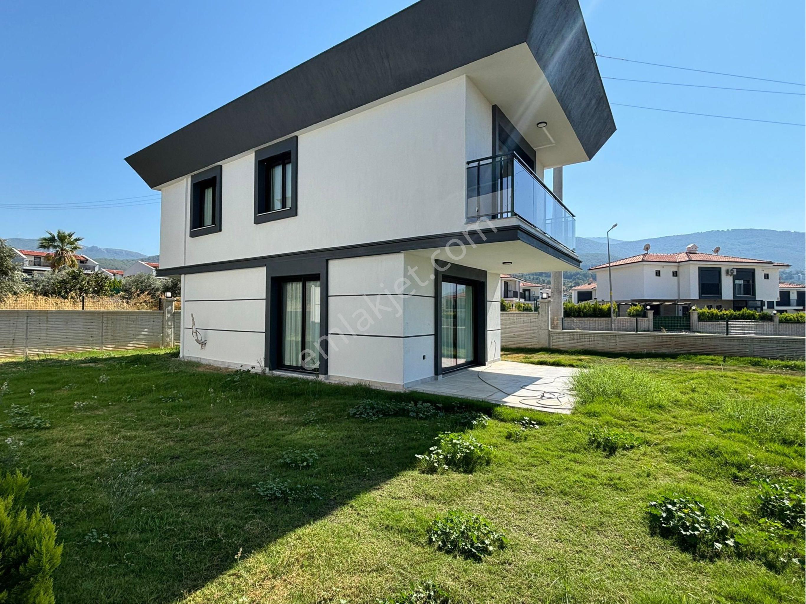 Kuşadası Davutlar Satılık Villa Davutlar'da Köşe Konumlu Müstakil 3+1 Sıfır Satılık Villa