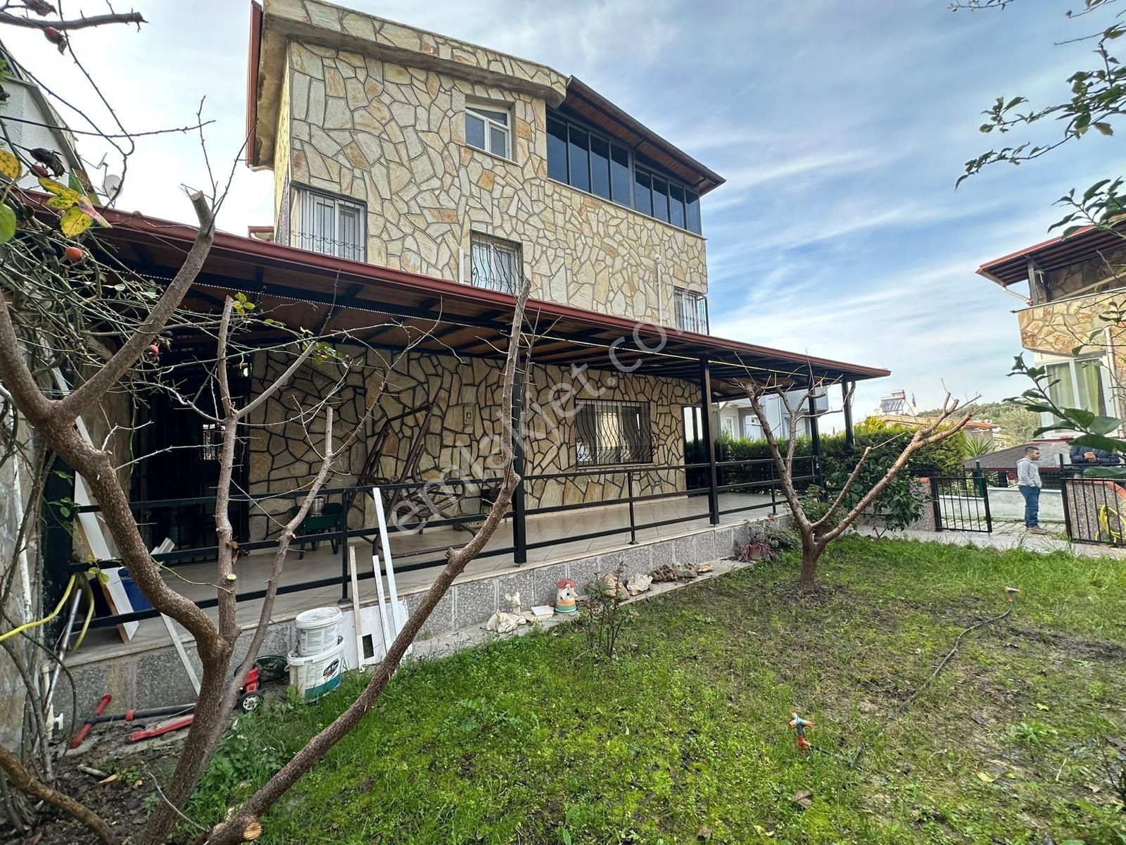 Davutlar Girişinde Dağ Ve Deniz Manzaralı 4+1 Geniş Bahçeli Satılık Tripleks Villa