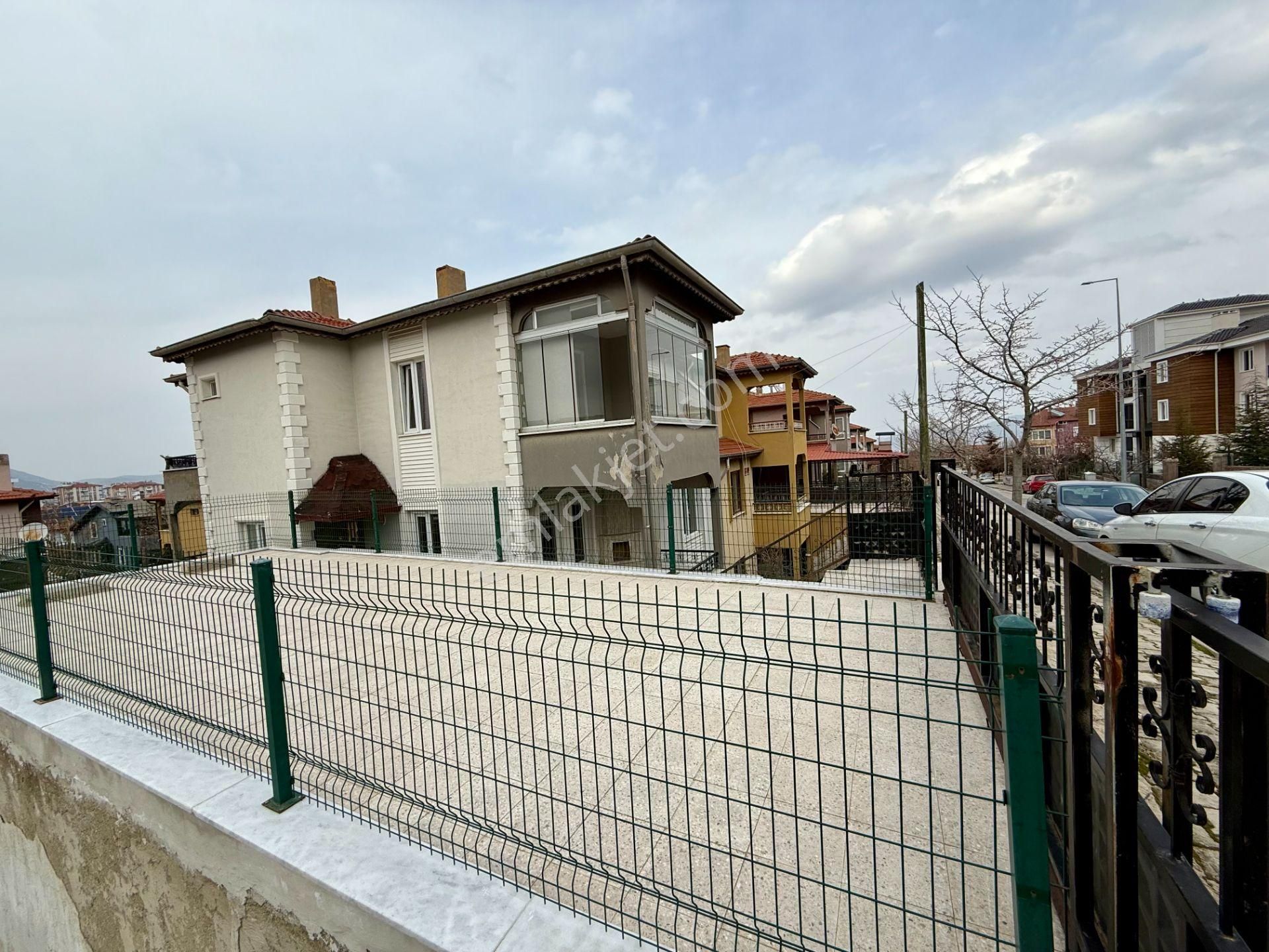 Isparta Merkez Işıkkent Satılık Villa Wisrem’den Isparta Işıkkentte Satılık Tripleks Villa