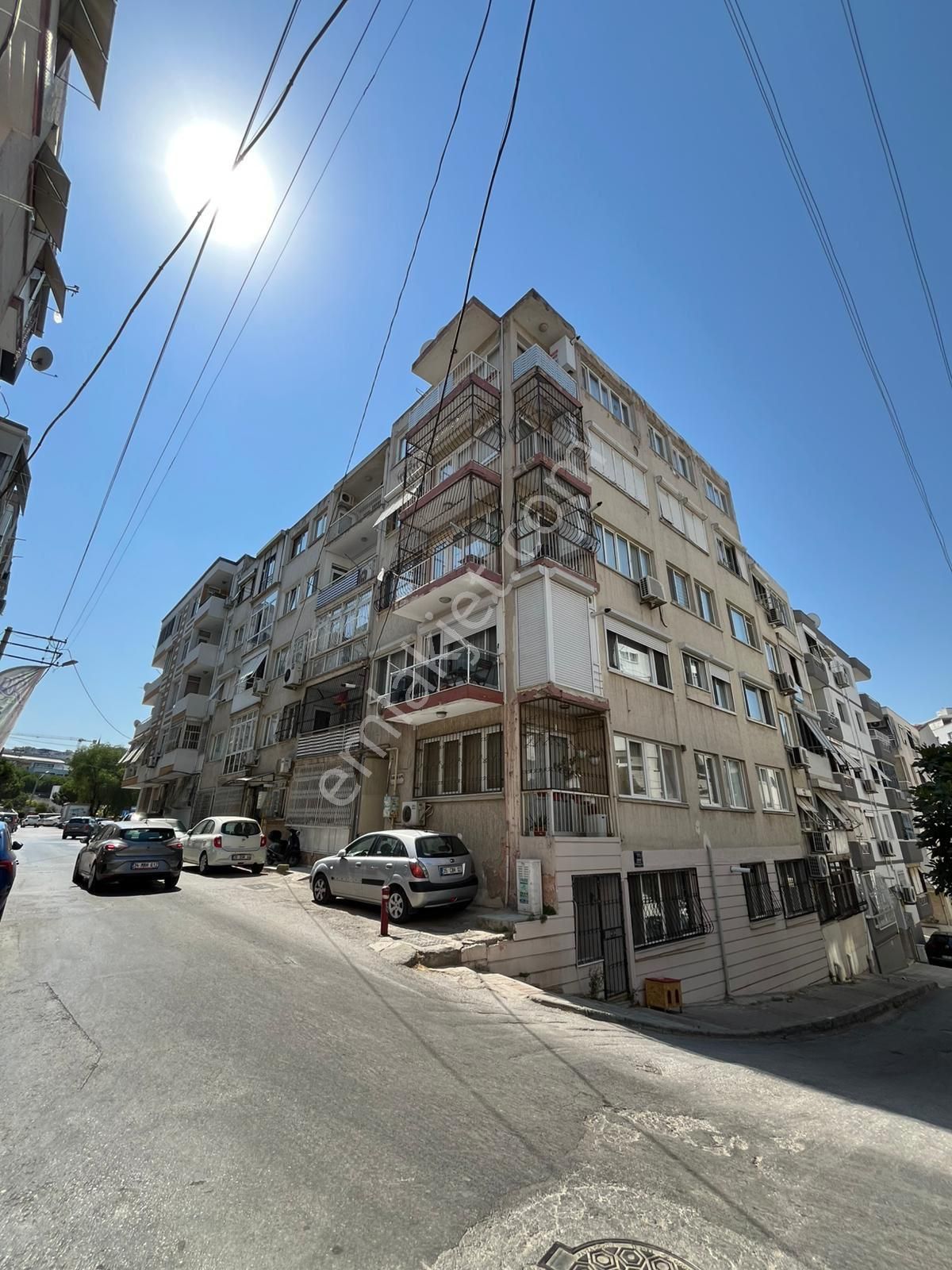 Asilden Göztepe Metro Sokağında Satılık 3+1