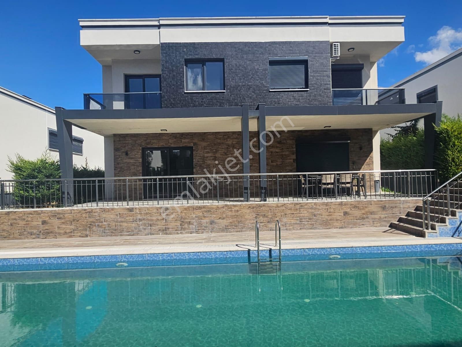 Kuşadası Soğucak Satılık Villa Soğucak'ta Oturuma Hazır Beyaz Eşyalı 3+1 Villa