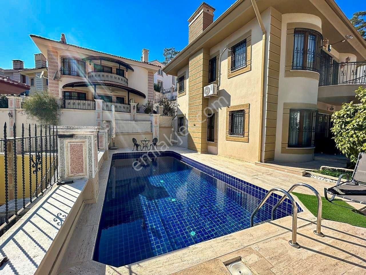 Armutalanda Havuzlu Açık Otoparklı Tam Müstakil Satılık Villa