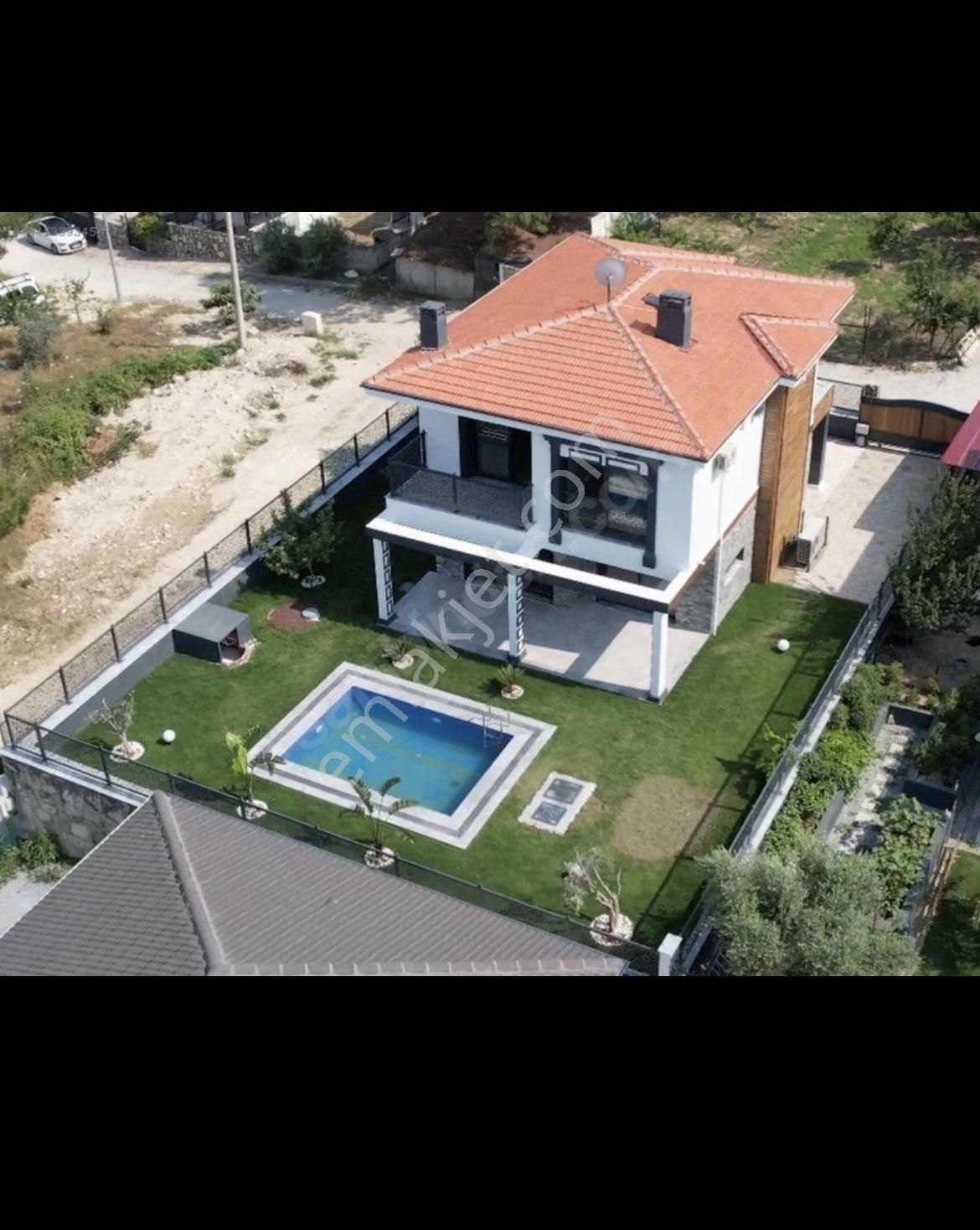 Kuşadası Karaova Satılık Villa Karaova'da Tek Müstakil 500m2 Arsa İçinde Deniz Manzaralı Özel Havuzlu Satılık Villa