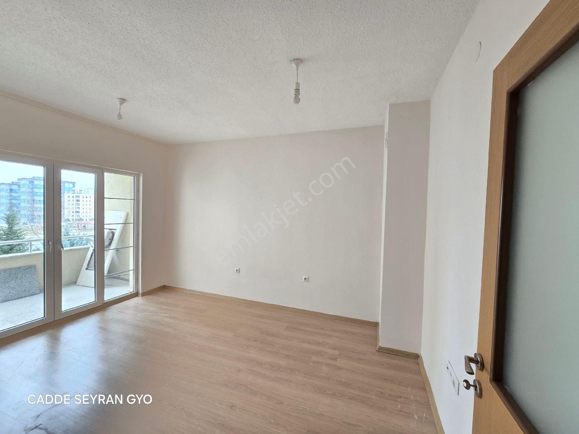 Karaköprü Seyrantepe Kiralık Daire Cadde Seyran'dan Kiralık 2+1 Arakat 86 M2 Cephe Açık (memura)