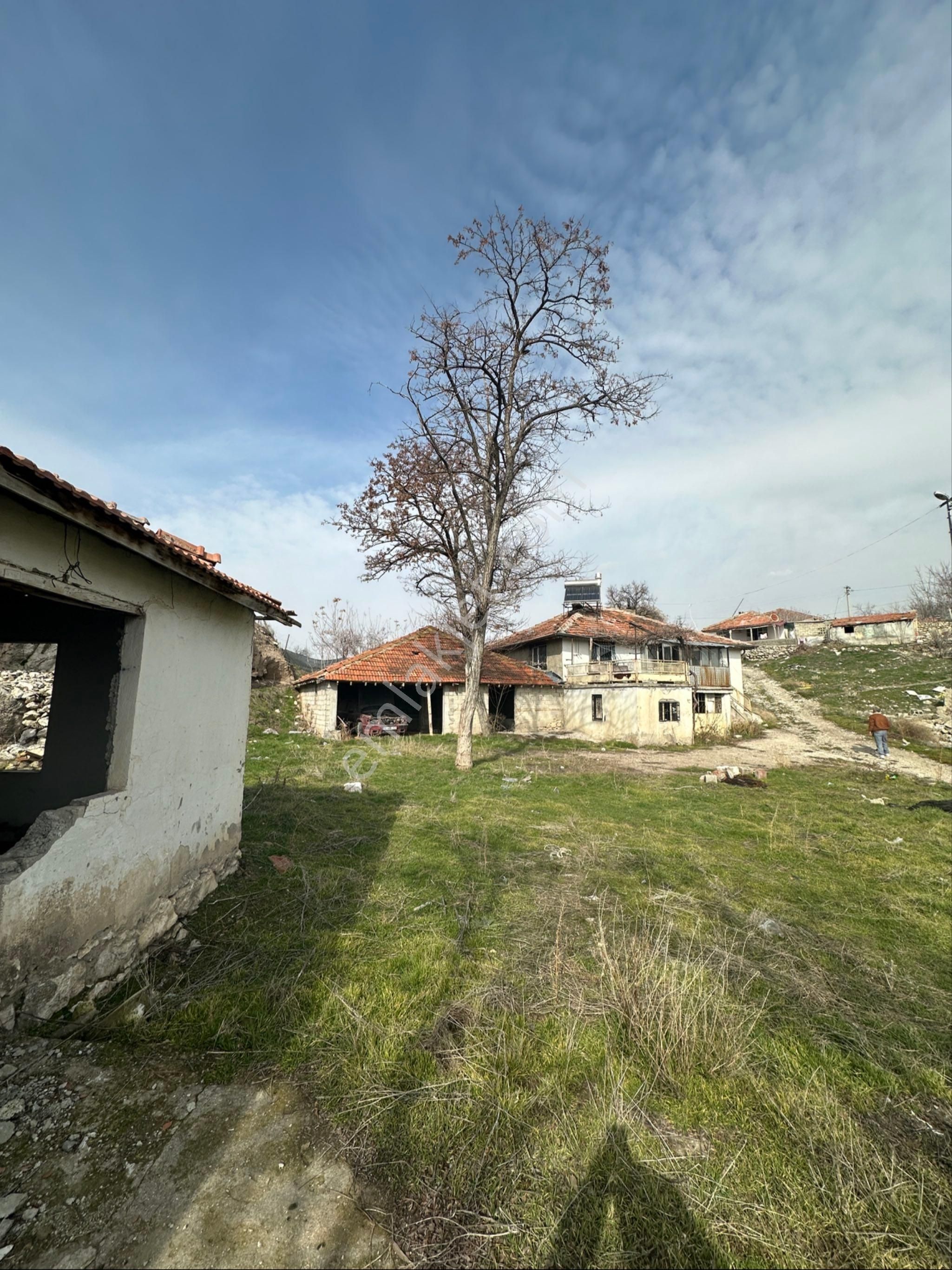 Gönen Güneykent Bld. (Baladız) Satılık Müstakil Ev 1.110.00m²___ 2 Adet Müstakil Ev Sağır Kaya Mevki Yer:ısparta Gönen Gümüşgün Köy İçi Yol Üzerinde.