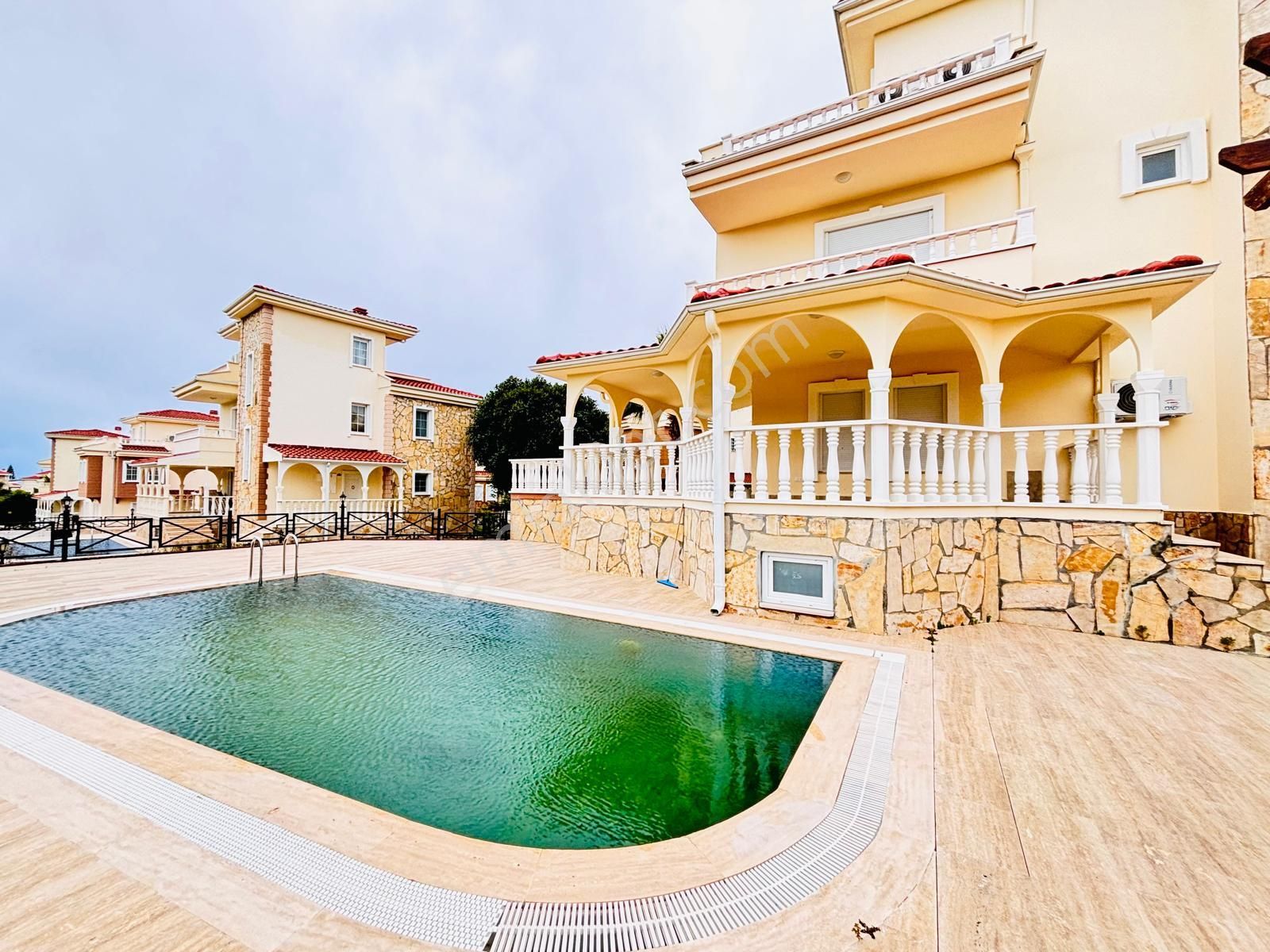 Alanya İncekum Satılık Villa Alanya İncekuda Ozel Havuzlu Otoparklı Satılık 4+1 Villa