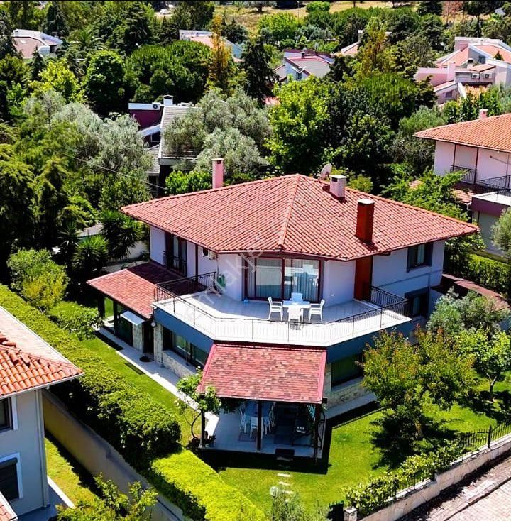 Urla Zeytinalanı Satılık Villa Urla’da En Prestijli Sitesinde 718m2 Arsa Payı İle 6+1 Satılık Villa