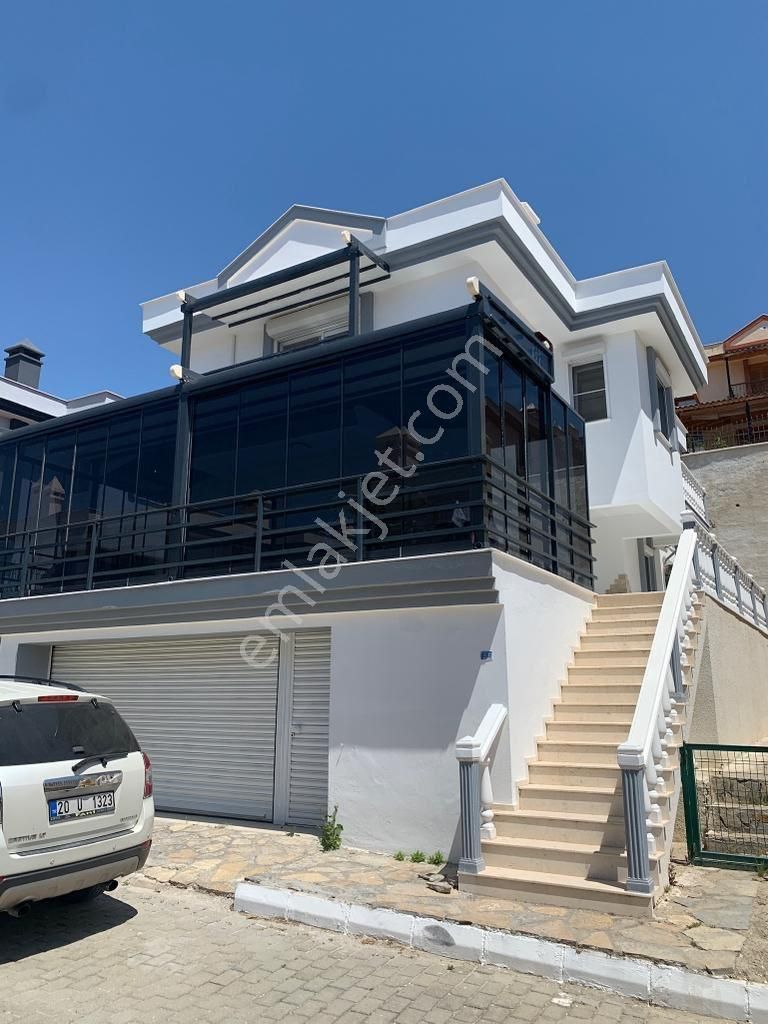 Kuşadası Karaova Satılık Villa Karaova'da Müstakil 3+1 Havuzlu Sitede Satılık Fırsat Villa