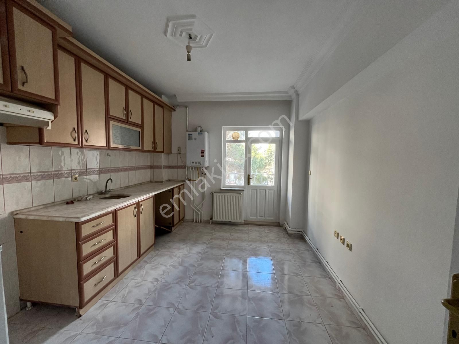 Bahçelievler Mahallesi Cumartesi Pazarı Altında Satılık 3. Kat Asansörlü 3+1 Daire