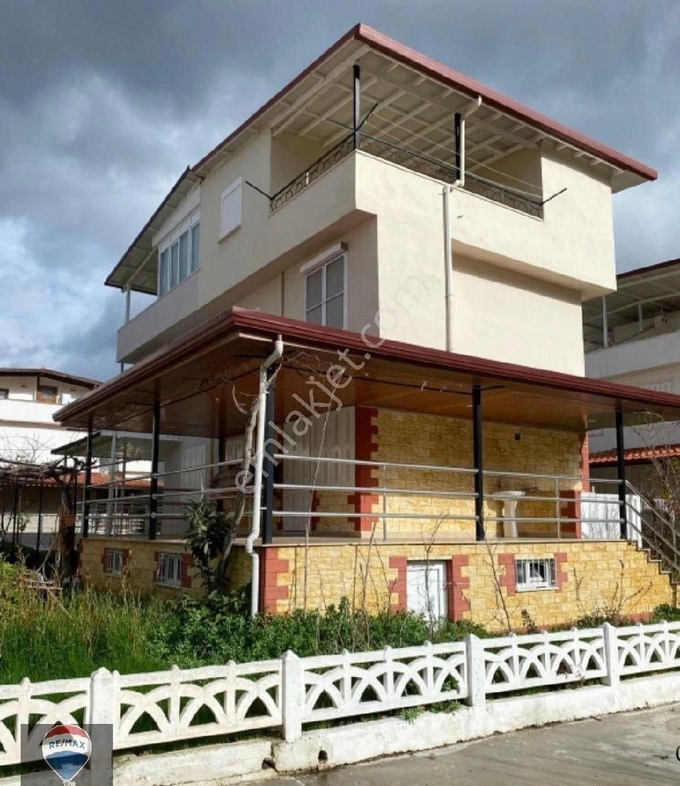 Kuşadası Güzelçamlı Satılık Villa Kuşadası Güzelçamli'da 4+1 Denize Yürüme Mesafesinde Yazlık...