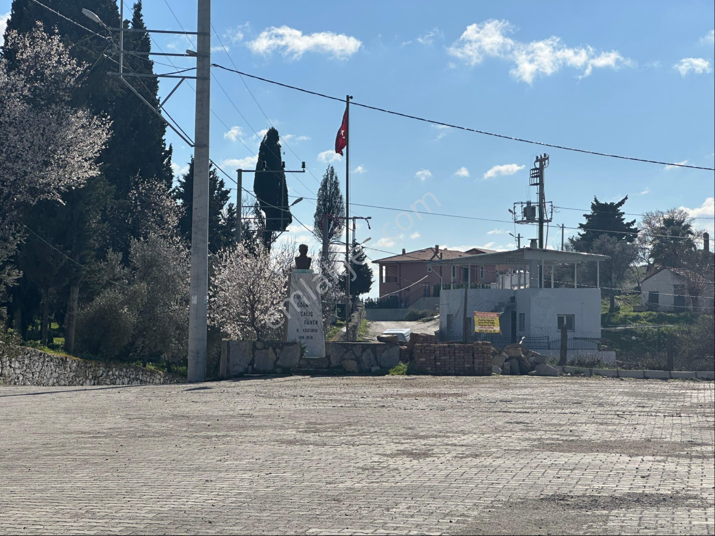 Seferihisar Gölcük Satılık Daire Seferihisar Gölcük Köy Meydanına Bakan Müsrakil Küçük Bahçeli Teraslı Ev