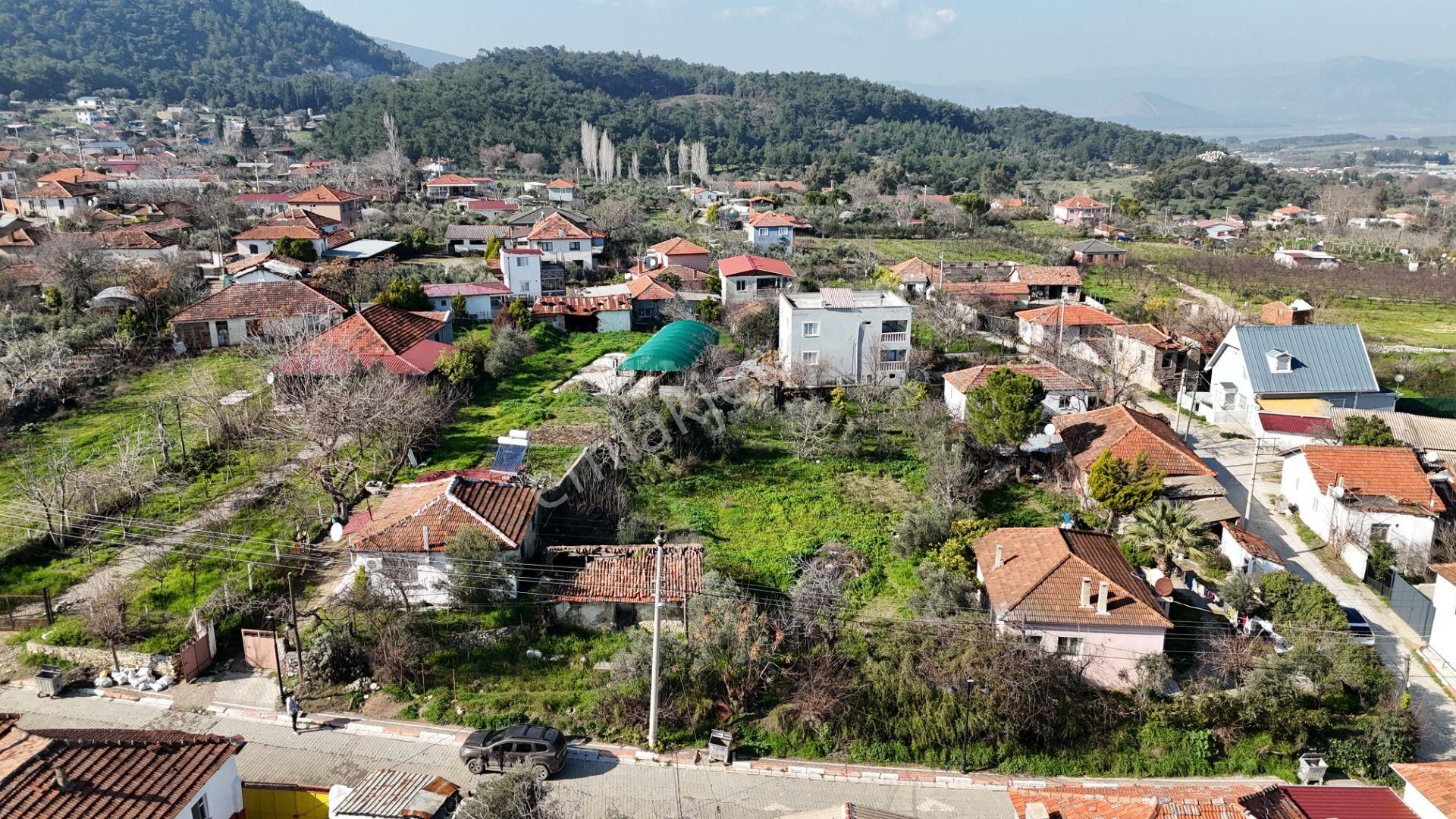 Menderes Değirmendere Satılık Konut İmarlı Değirmendere Merkezde Satılık Tektapu 570 M2 Bahçeli Kerpiç Ev