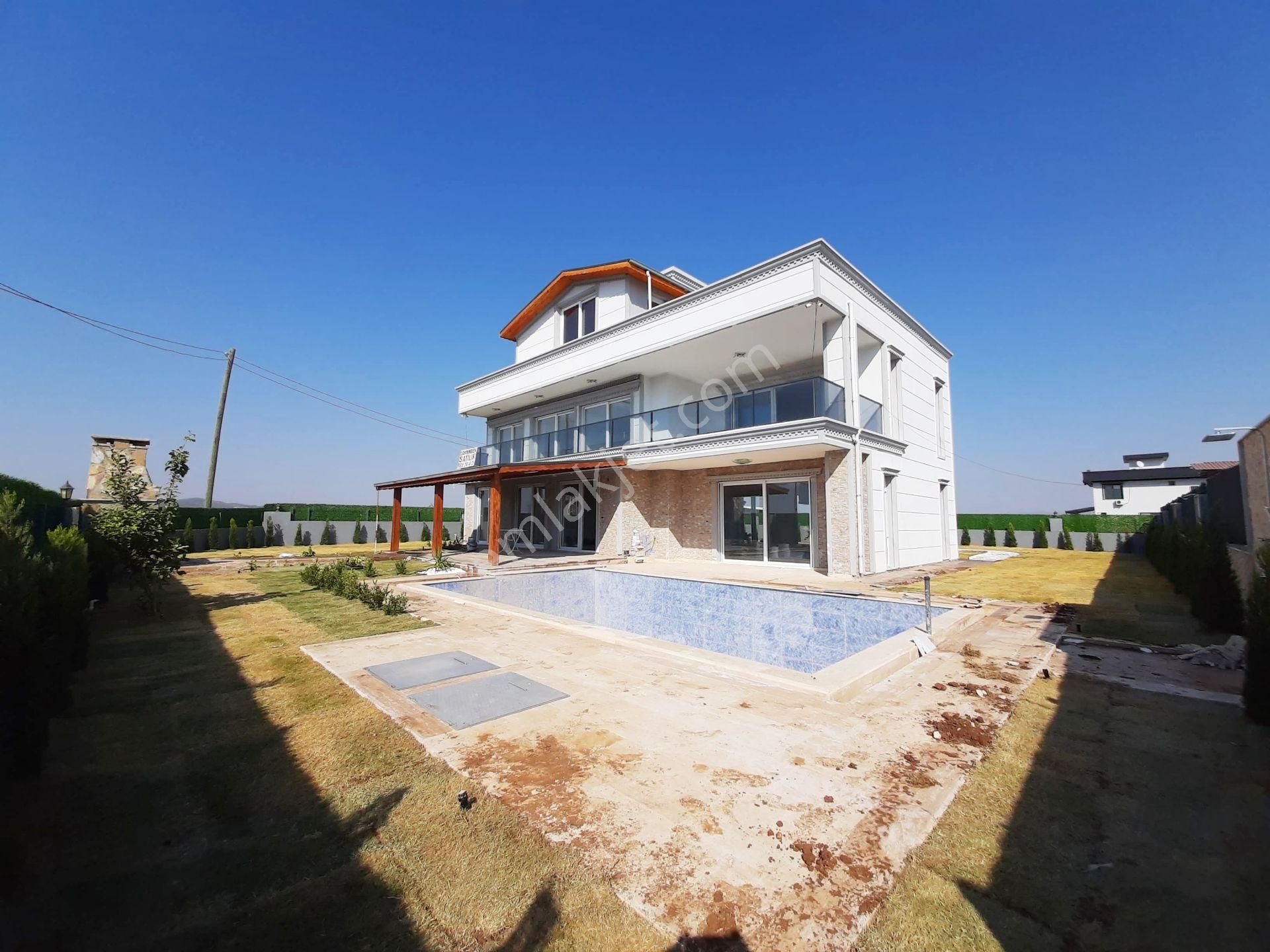 Sarıçam Bayram Hacılı Satılık Villa Bayram Hacılı'da Panaromi Göl Manzaralı İskanlı Bireysel Yüzme Havuzlu Alternatifsiz Triplex Villa