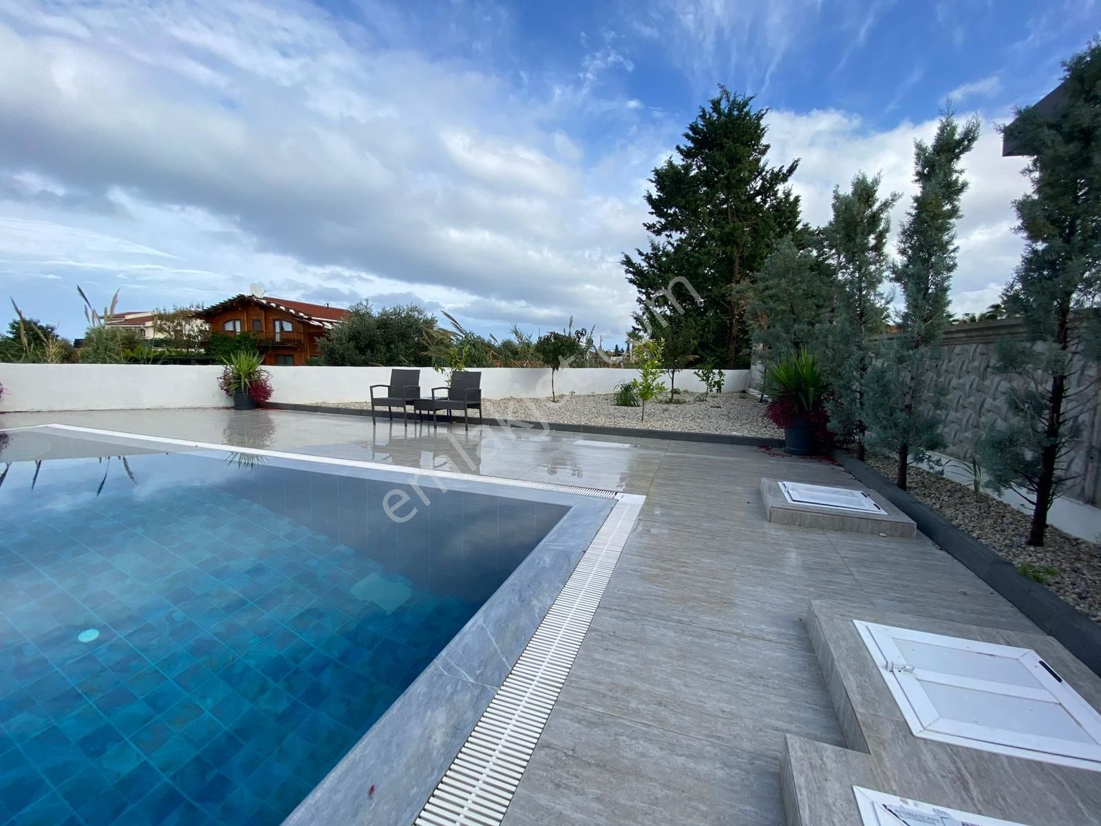 Acil-kelepir Kktc Girne Alsancak'ta 565m2 Arsa İçerisinde Havuzlu Villa