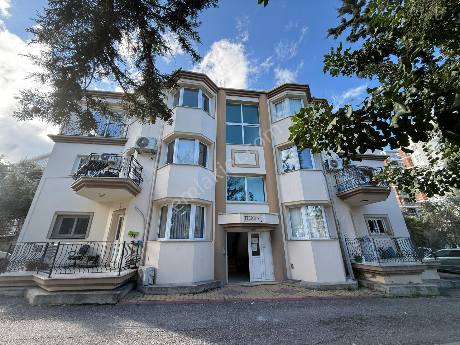 Girne Aşağı Girne Satılık Daire Girne Merkez'de Eşyalı, Türk Tapulu Satılık 2+1 Daire !!