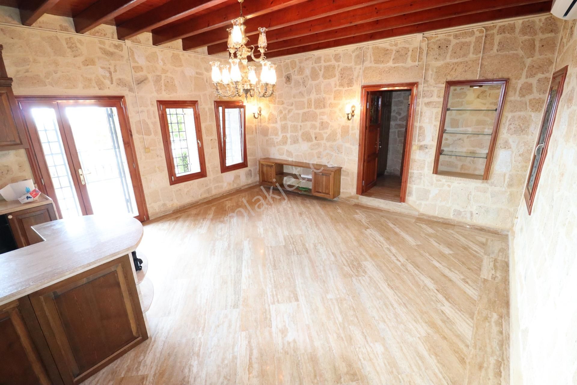 Altınoluk'ta Satılık Taş Villa Ful Deniz Manzarslı - Görsel 28