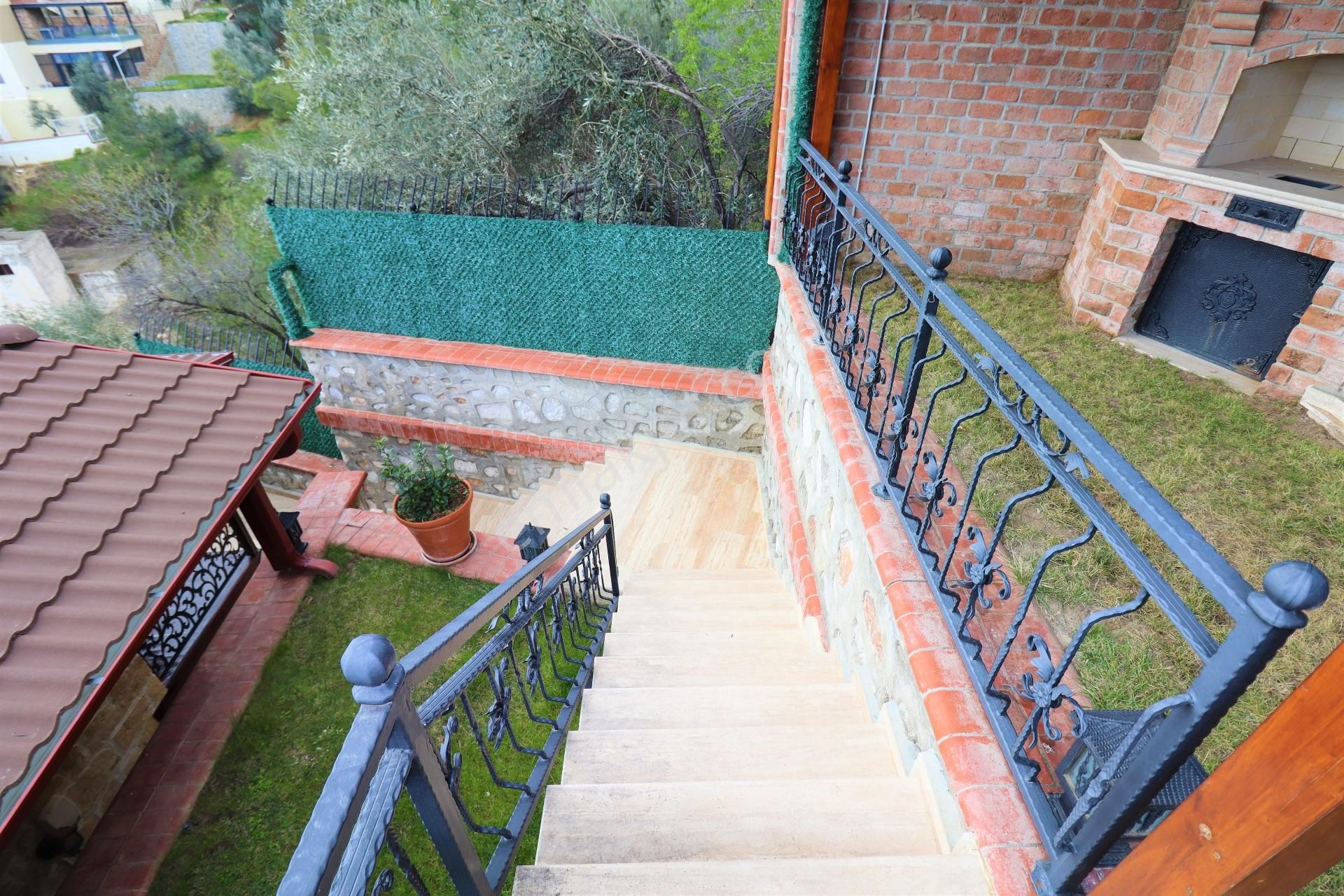 Altınoluk'ta Satılık Taş Villa Ful Deniz Manzarslı - Görsel 8