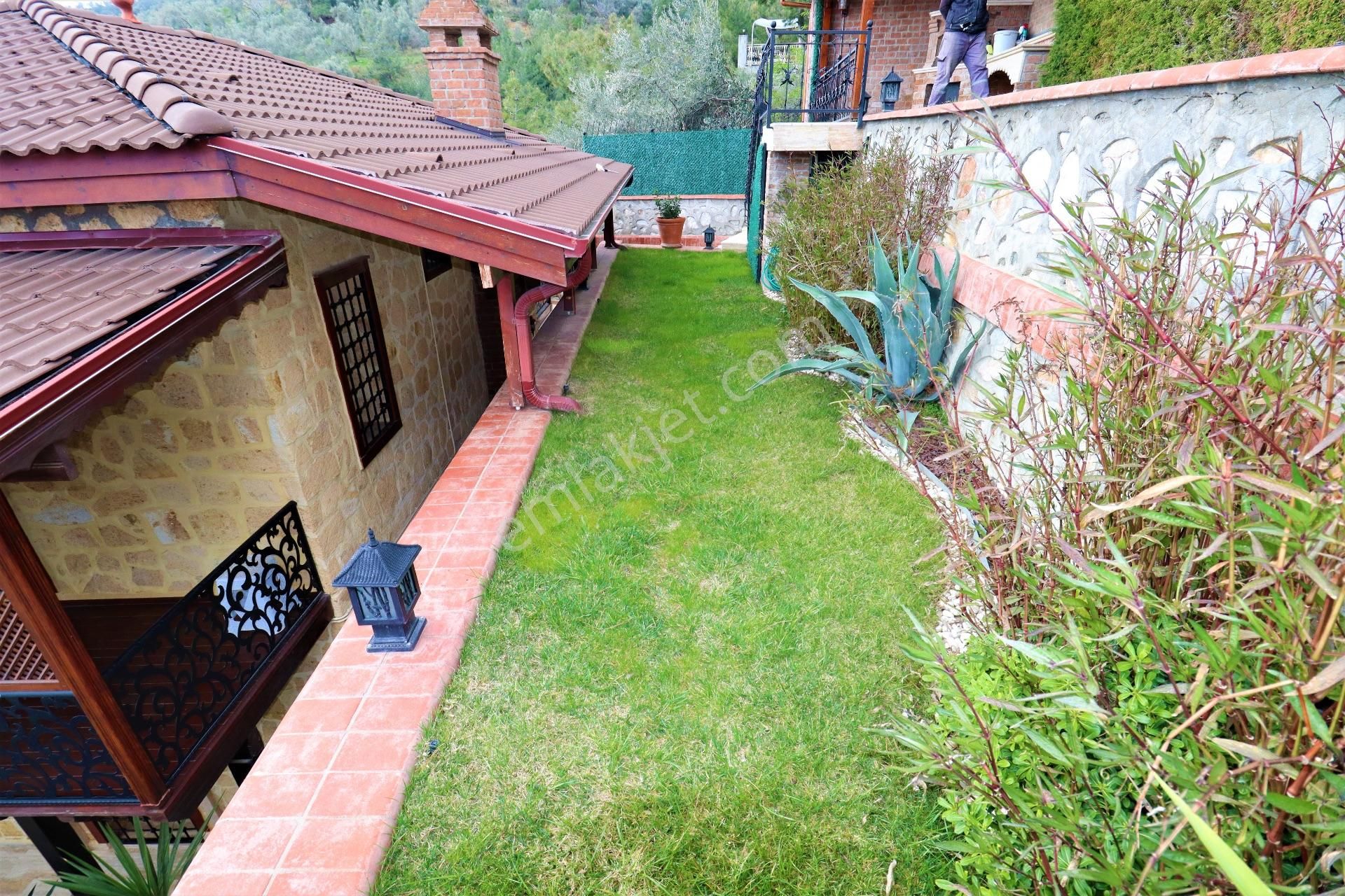 Altınoluk'ta Satılık Taş Villa Ful Deniz Manzarslı - Görsel 11