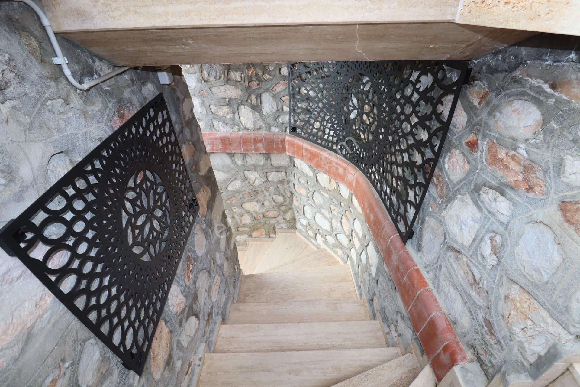 Altınoluk'ta Satılık Taş Villa Ful Deniz Manzarslı - Görsel 9