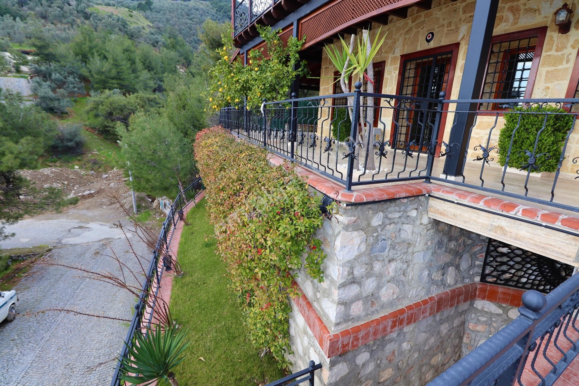 Altınoluk'ta Satılık Taş Villa Ful Deniz Manzarslı - Görsel 7
