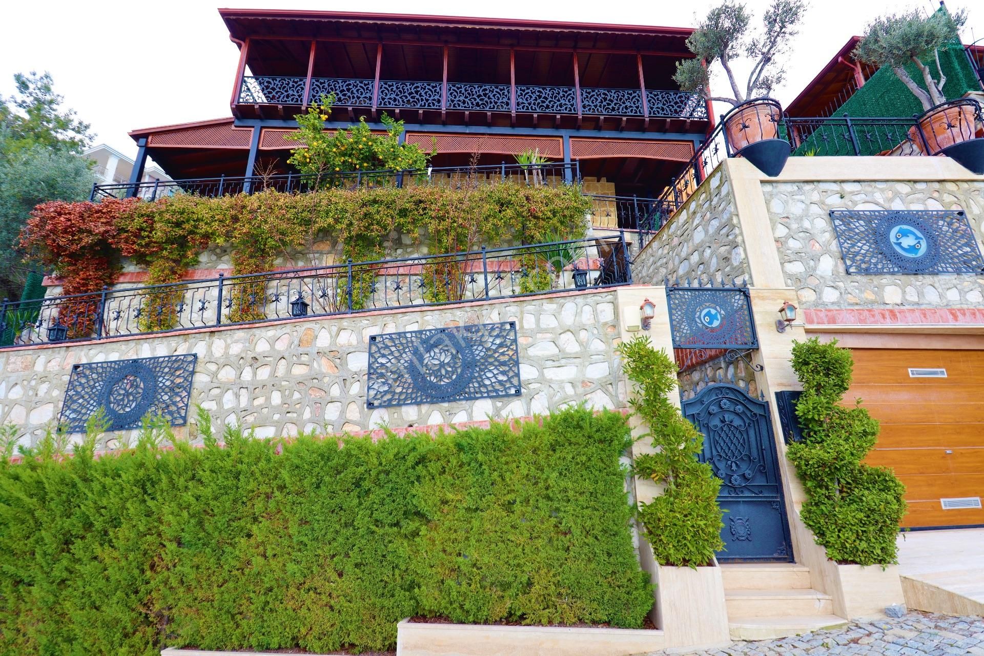 Altınoluk'ta Satılık Taş Villa Ful Deniz Manzarslı - Görsel 3