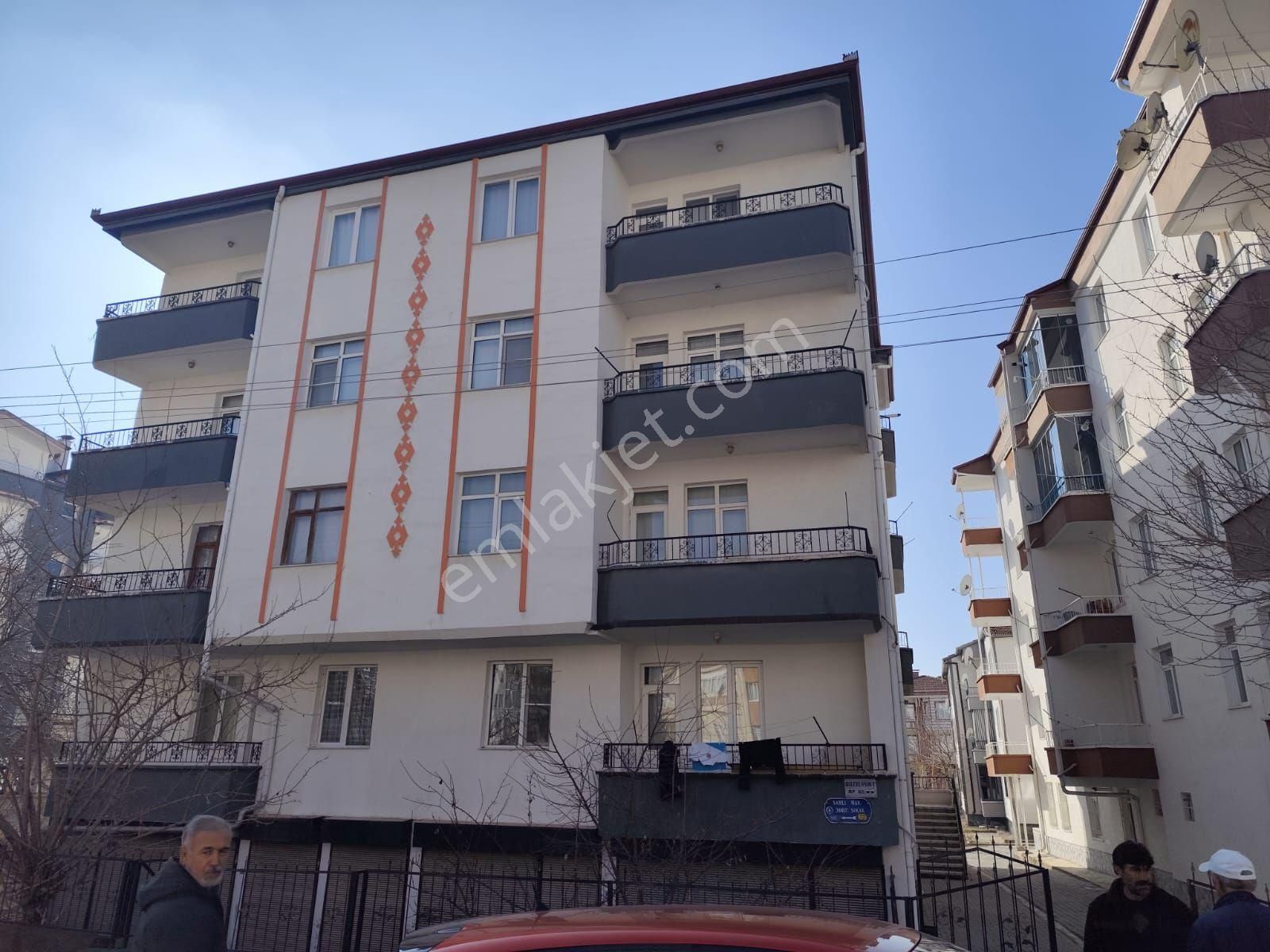 Aksaray Merkez Şifahane Satılık Daire Şifahane Mahallesinde Öğretmen Evinin Arkasında Satılık 3+1 Daire 2.kat Ara Kat