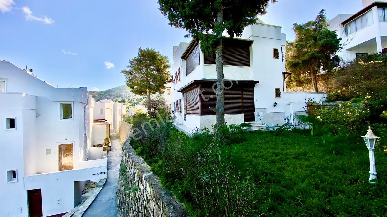 Muğla Bodrum Satılık Villa Plajlı Sitede Deniz Manzaralı Koyunbababa Satılık Villa