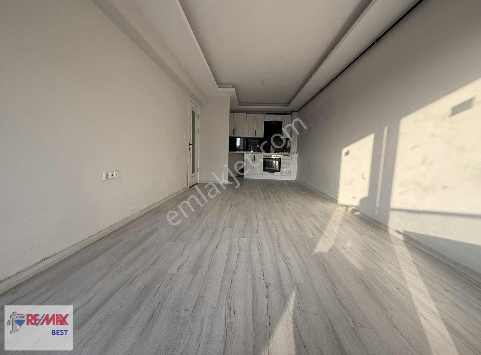 Karşıyaka İmbatlı Kiralık Daire Re/max Best'ten Anadolu Caddesinde 4+1 Kiralık Dublex Daire...