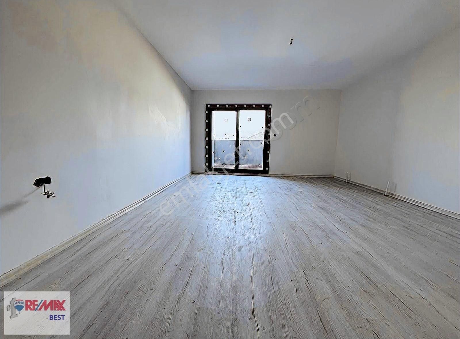 Karşıyaka İmbatlı Kiralık Daire Re/max Best'ten Anadolu Caddesinde 4+1 Kiralık Dublex Daire..