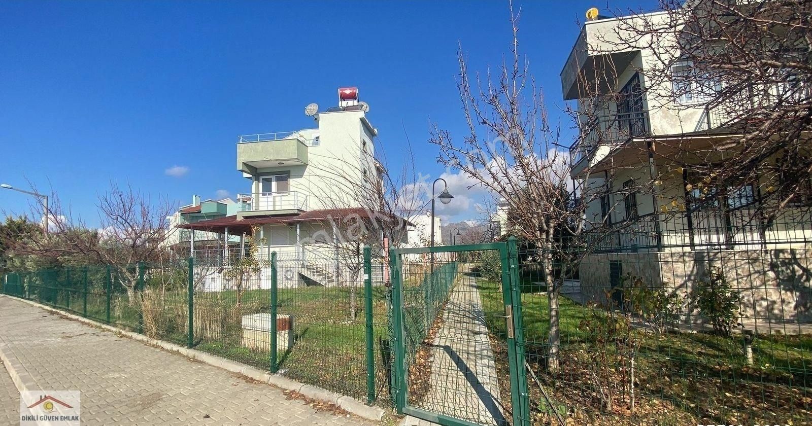 Dikili Salihler Satılık Konut İmarlı Dikili Güven Emlak'tan Salihleraltı Gazeticiler Sitesi İçerisinde Villa İmarlı Arsa