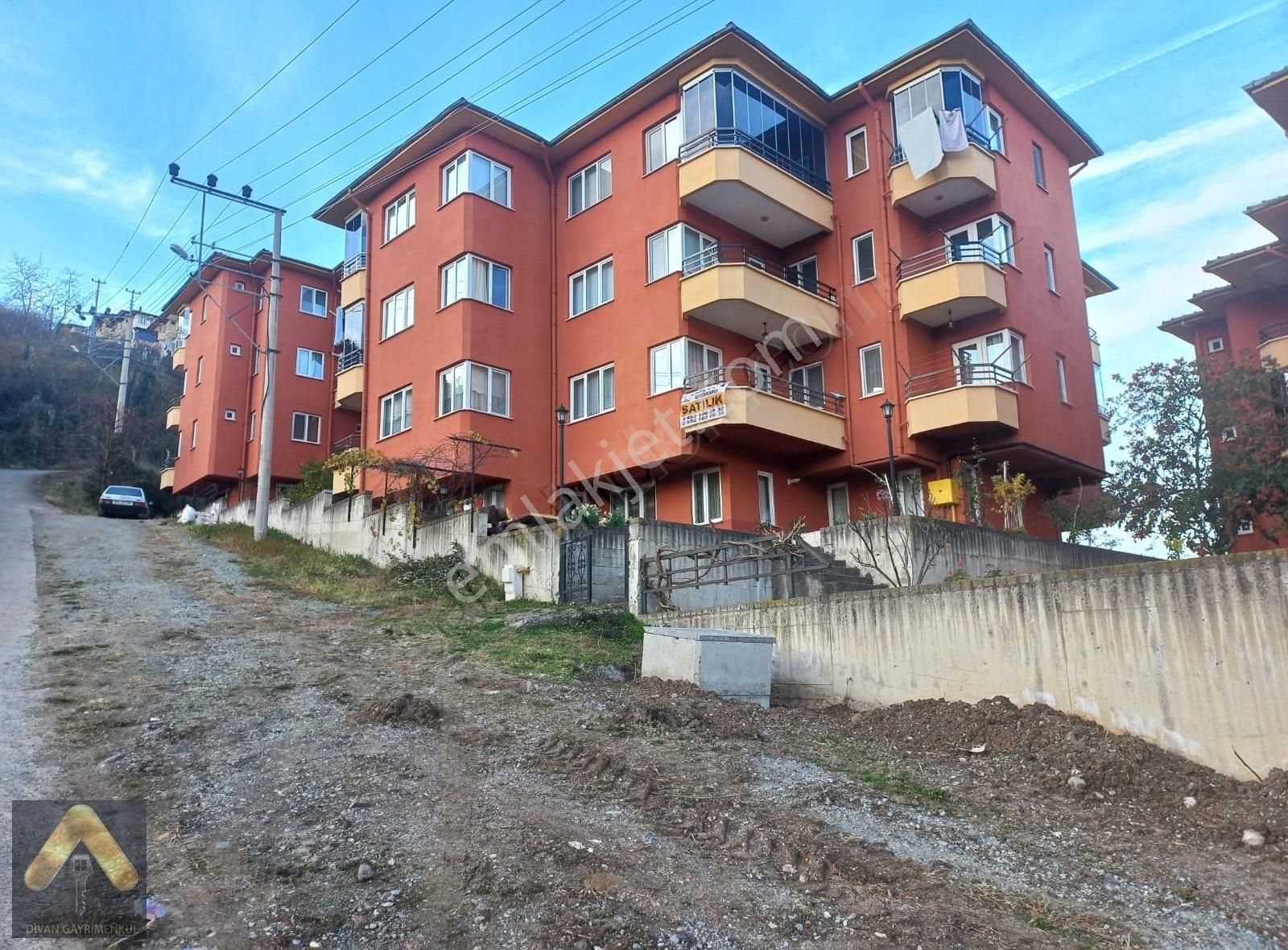 Perşembe Çerli Satılık Daire Divan Gayrimenkul Perşembe Çerli Mah. 140m2 3+1 Ömür Kent Sitesi